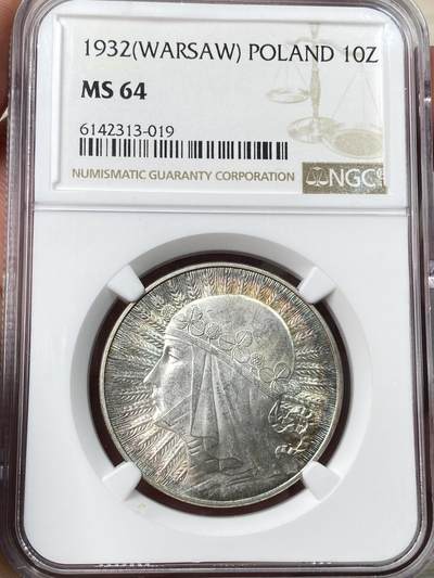 万国钱币拍卖第057期（万国冬季大拍） - NGC MS64 1932年波兰10兹罗提大银币 雅德维加女皇 NGC亚军分，上面只有一个65，究极难找的高分品种，可遇不可求。此枚的彩色包浆绝美，同分中的top 64分极为难得，顶级状态，炫彩包浆，实物绝美。强车轮流银霜光，大美人一个。雅德维加是波兰国王和立陶宛公爵夫人，出身于安茹-西西里王朝，死后封圣，称圣雅德维加。25岁便英年早逝，最美的年华，Young Lady Queen～