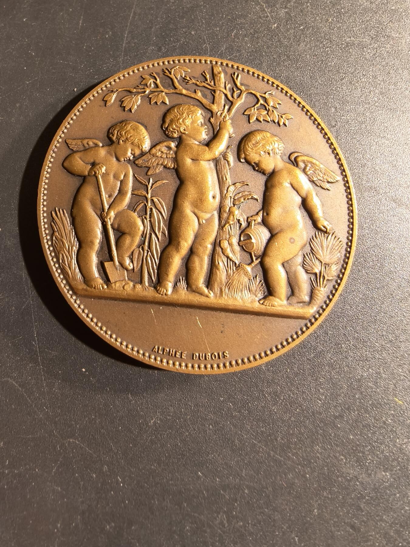 老王徽章第169期 法国1938年蓬托-孔博园艺博览会大铜章     园艺小天使    原盒    大师杜布瓦名作     直径50mm.    重量59.2g 