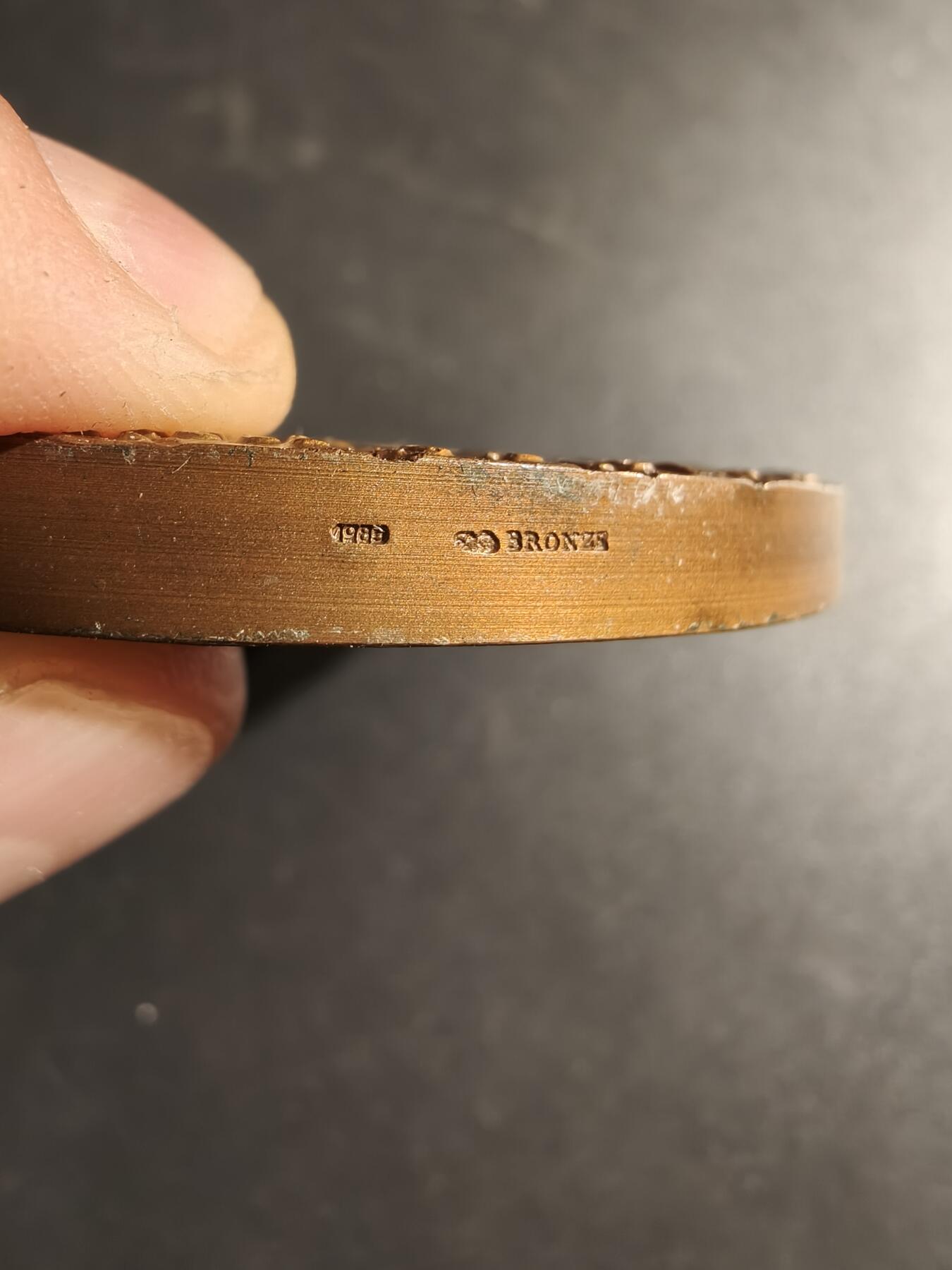 老王徽章第169期 法国1944年巴黎解放大铜章     直径68mm.    重量188.1g