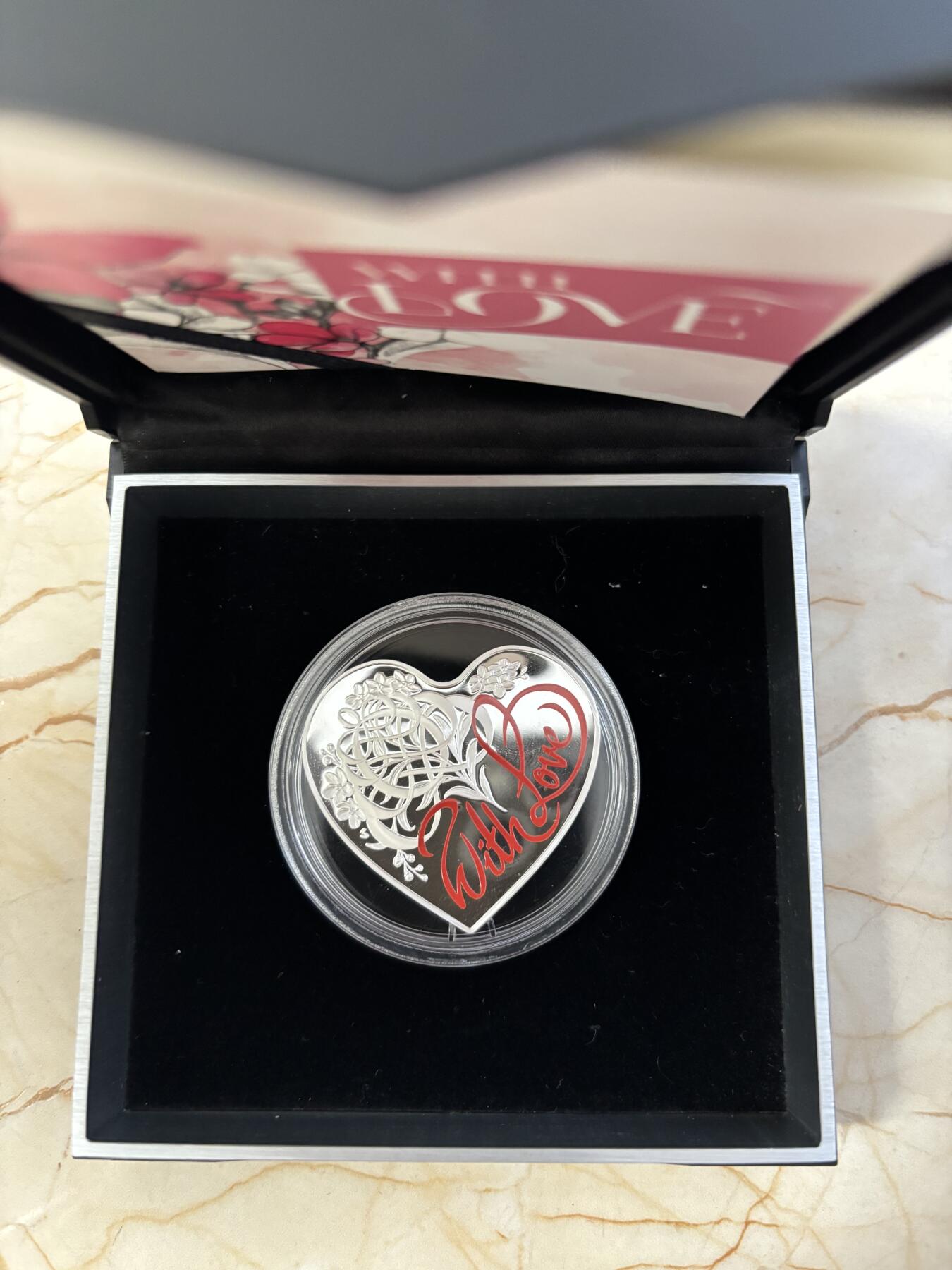 第184期拍卖 澳大利亚2016年真心相爱心形彩色精制纪念银币，999银银价431，31.135克，发行7500枚，盒子里没有内衬，没有外纸套，