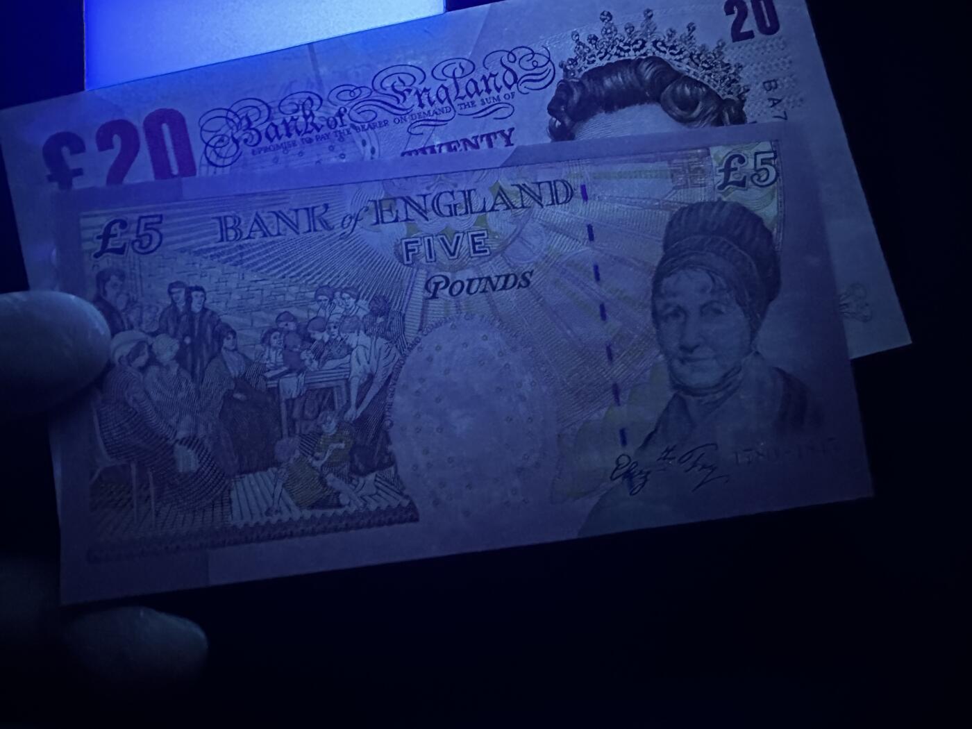 《外钞收藏家》第五百九十三期（精品场）（本平台长期征集拍品、欢迎藏友们联系合作） 英国E序列再版5 全新轻微潮和20镑UNC-