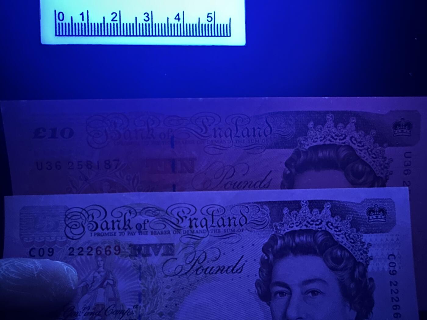 《外钞收藏家》第五百九十三期（精品场）（本平台长期征集拍品、欢迎藏友们联系合作） 英国E序列5和10镑 初版 两张一起 全新 轻微潮点