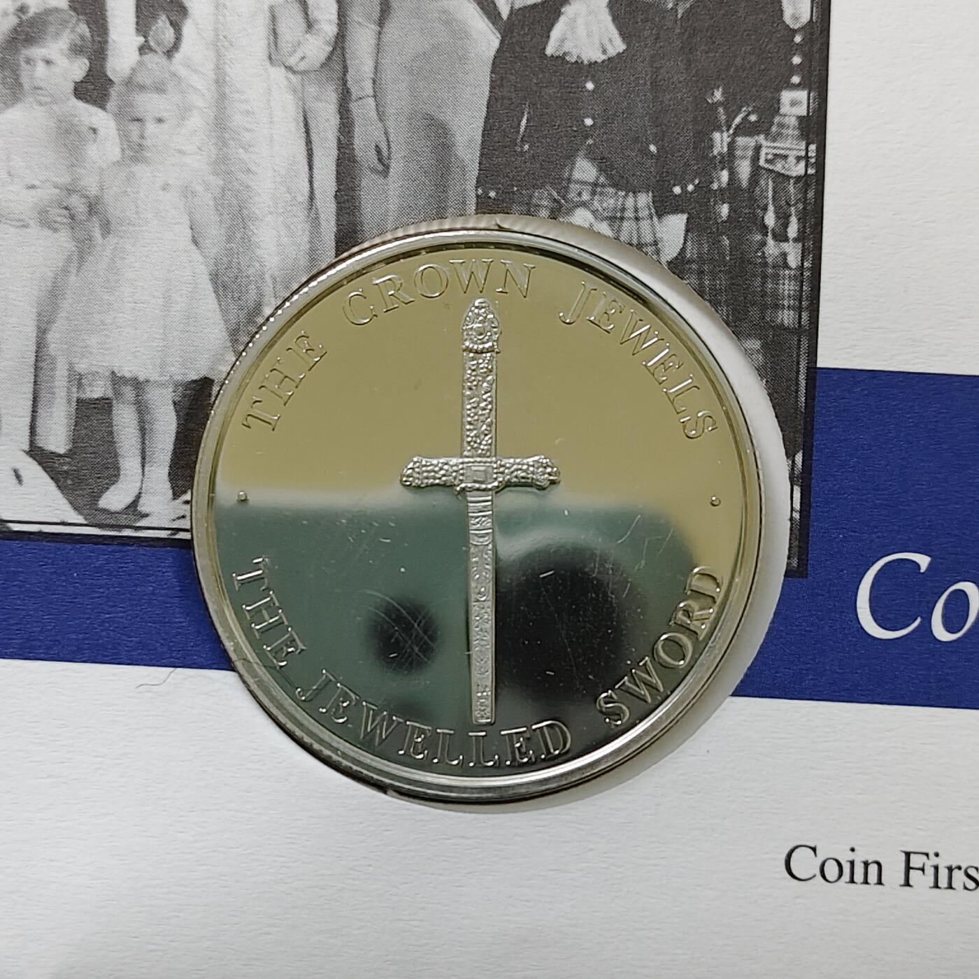 【全场包邮】纯粹捡漏拍485场（免费代拍第22场） 【邮币封】特克斯和凯克斯群岛2004年5克朗女王加冕五十周年克朗型纪念币邮币封