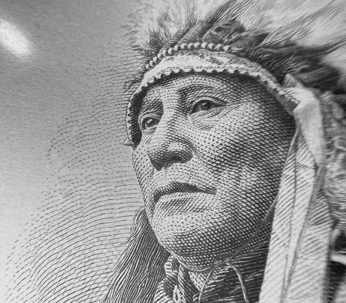 《外钞收藏家》第五百九十三期（精品场）（本平台长期征集拍品、欢迎藏友们联系合作） 1989年 美国铸印局（ BEP）印制 14 美分布鲁勒苏族（Brule Sioux）“酋长”邮票纪念卡 原版邮票1922–1923年由美国邮政局（United States Post Office Department）发行流通 旨在向美洲本土印第安人致敬 该“酋长”邮票纪念卡为百年原票钢模印制（非普通平面印刷） 并限量发行 加贴1988年25美分邮票及纪念戳 乃高价原版老邮票收藏欣赏之平替