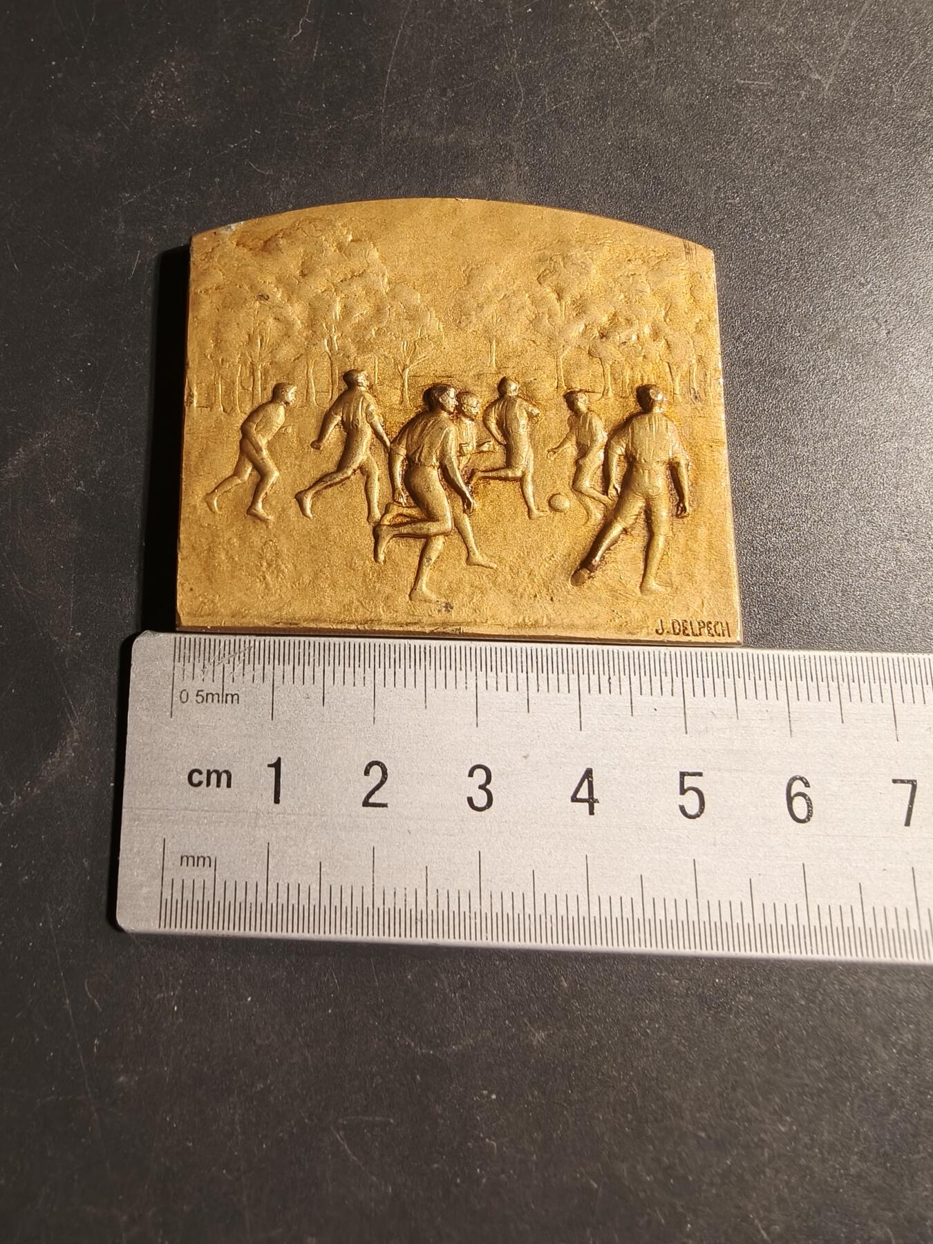 老王徽章第169期 法国足球与排球运动方形镀金大铜章     尺寸55×46mm.    重量68.4g