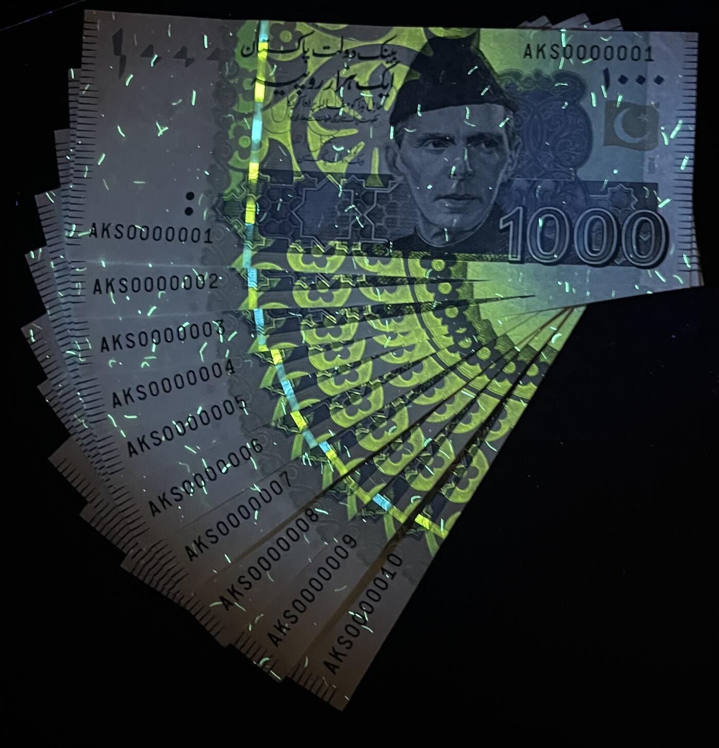 小福收藏拍卖第197期 裸钞场 本期有多张豹子号靓号 百慕大03年50元纪念钞百位号 马来亚和英属婆罗洲开国第一张纸币大冠女王 马来亚 41年1元英王乔六 法属太平洋10000法郎 捷克1000克朗纪念钞千位号  卢森堡 1000法郎  萨尔瓦多样钞 匈牙利 法罗群岛 危地马拉等多国精美纸币