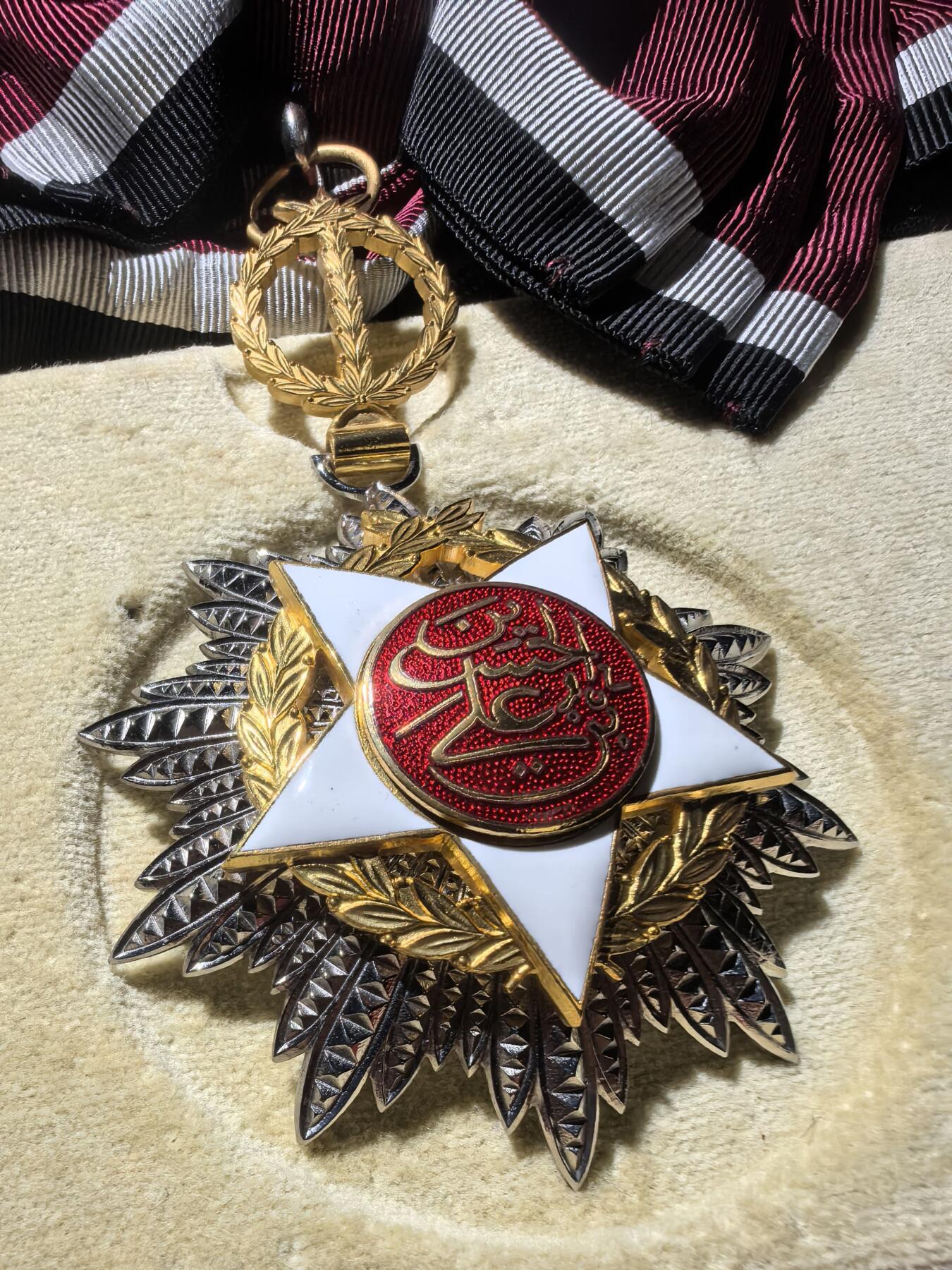 盛世勋华——号角文化勋章邮票专场拍卖第293期 约旦王国大十字级独立勋章 银制 带原盒 少见 带瑞士Huguenin厂标 eMedals类似售价950美元参见图11