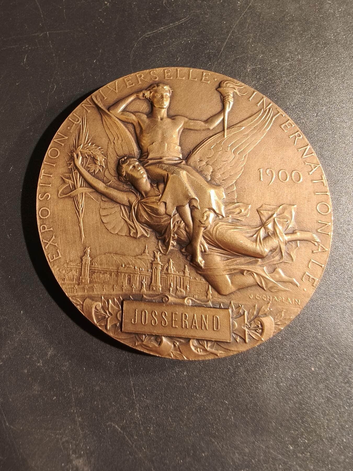 老王徽章第169期 法国1900世博会大铜章     大师夏普兰版本     直径64mm.    重量104.4g