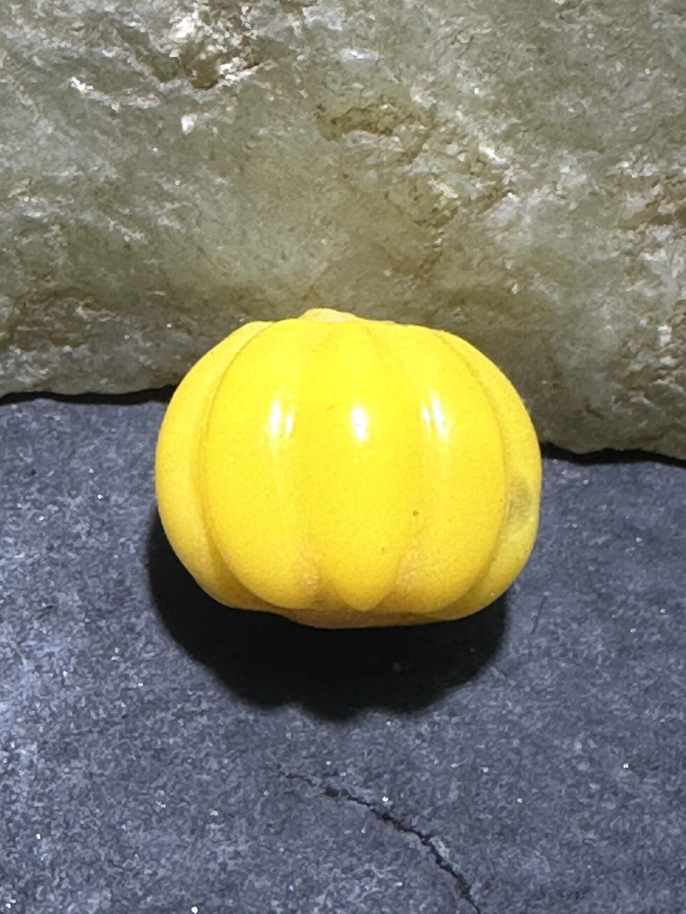 建国前后库存上等鸡油黄琉璃瓜珠一颗，