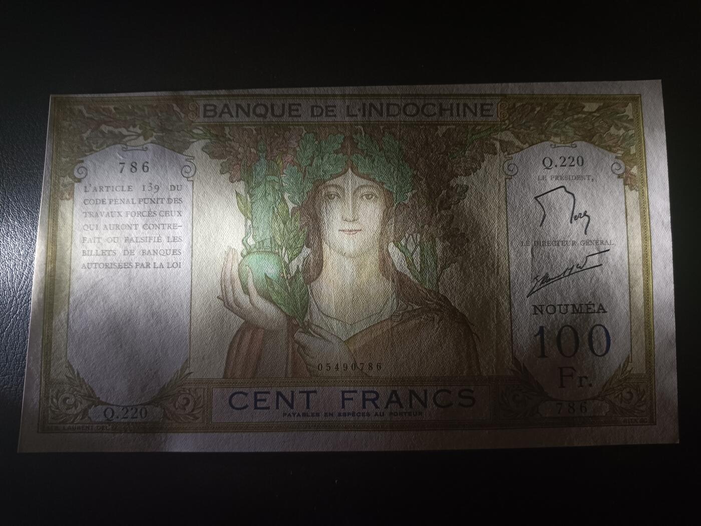 2025十二月第三期，总208期 法属太平洋-新喀里多尼亚1953版100法郎AUNC边不齐，加盖首府努美阿地名，法国人格化象征玛丽安娜和四面佛塔