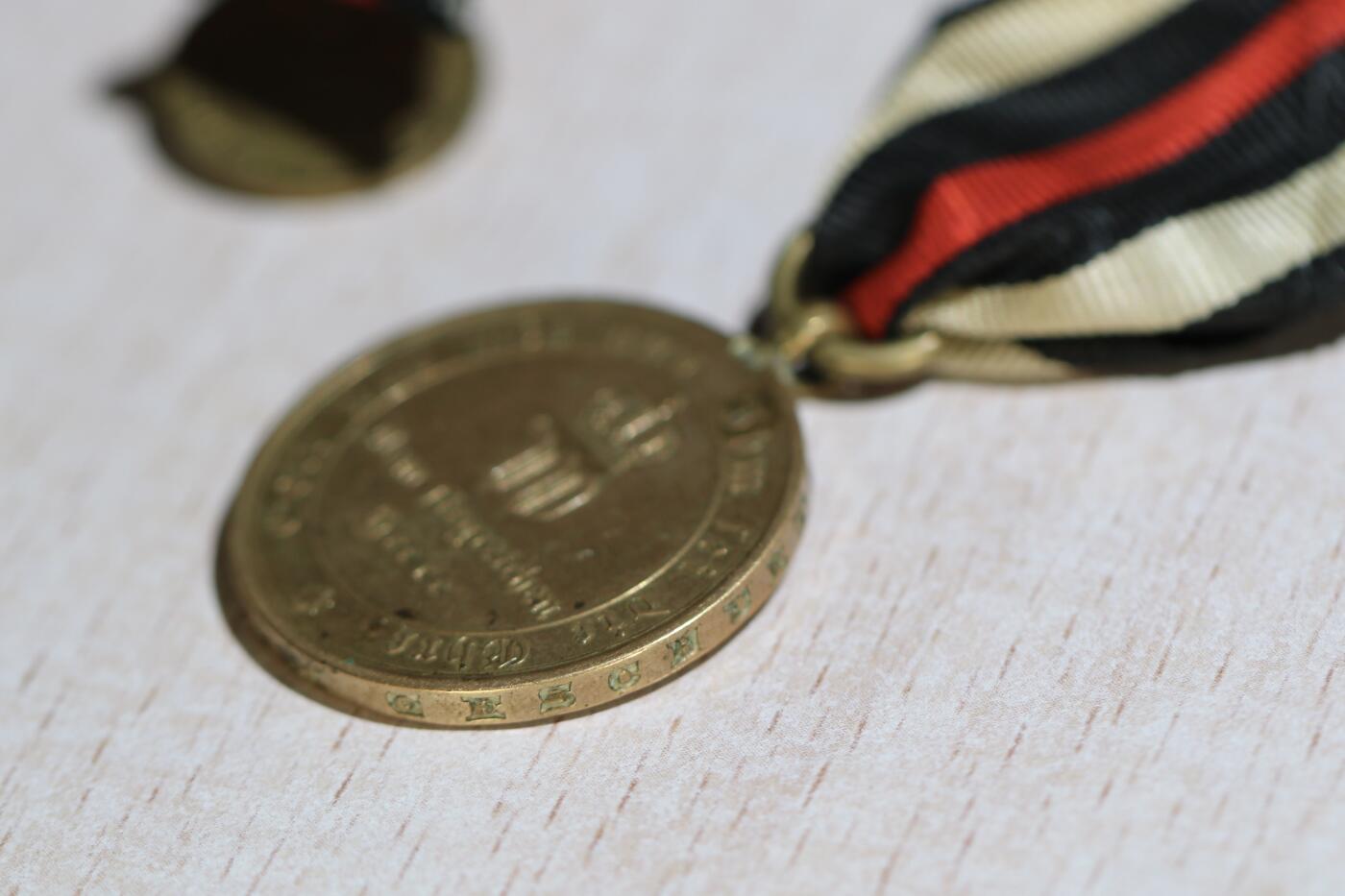 大猫徽章拍卖 第284期 1939-1945年加拿大本土防御纪念章➕迷你章一套全银制，中间2个普法战争奖章，右1组，普鲁士德国普法战争奖章 军人版➕迷你章。