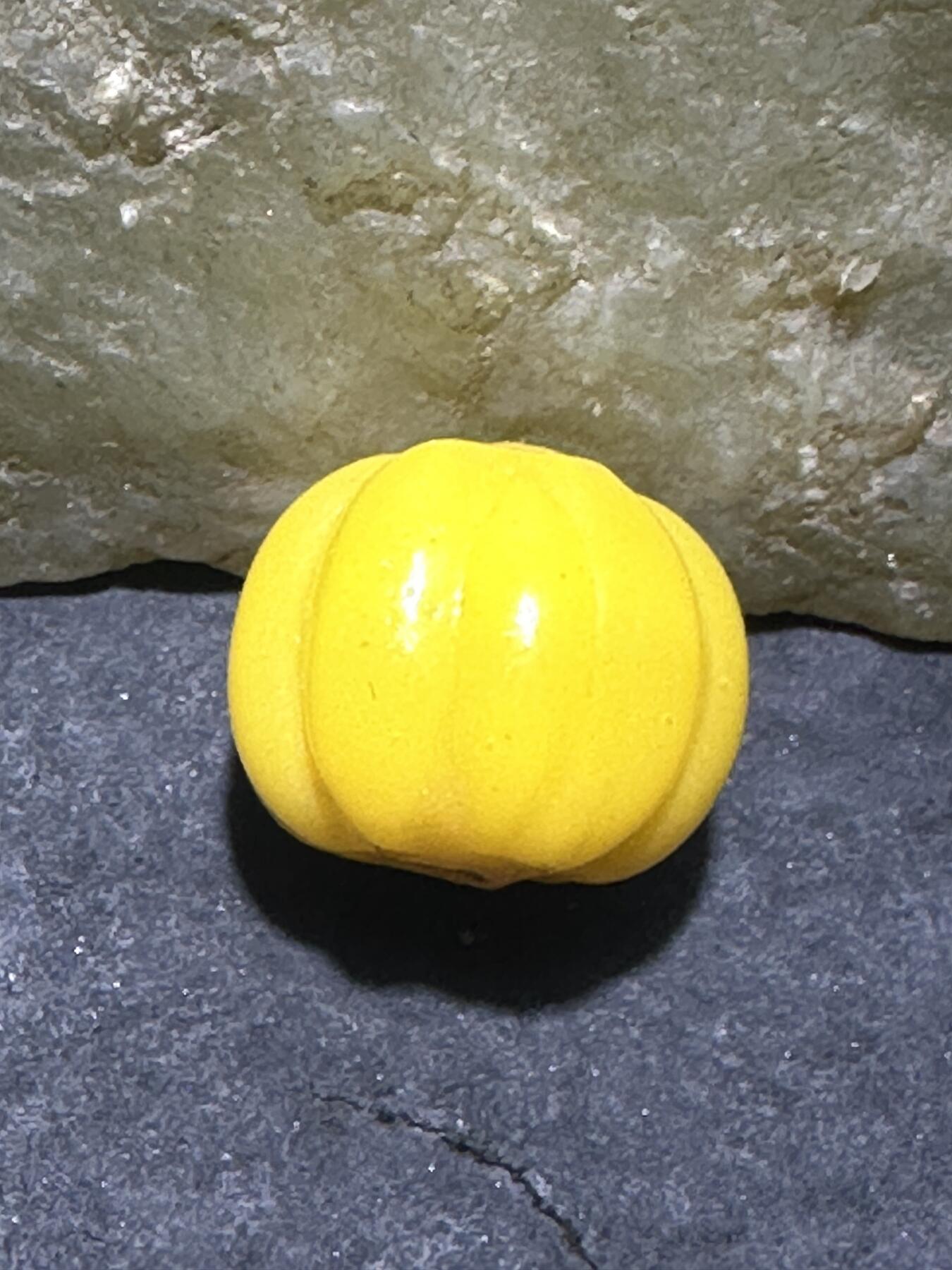 建国前后库存上等鸡油黄琉璃瓜珠一颗，