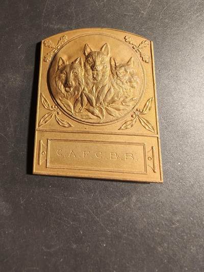 老王徽章第169期 - 法国宠物犬博览会镀金方形大铜章     尺寸50×64mm.    重量72.6g