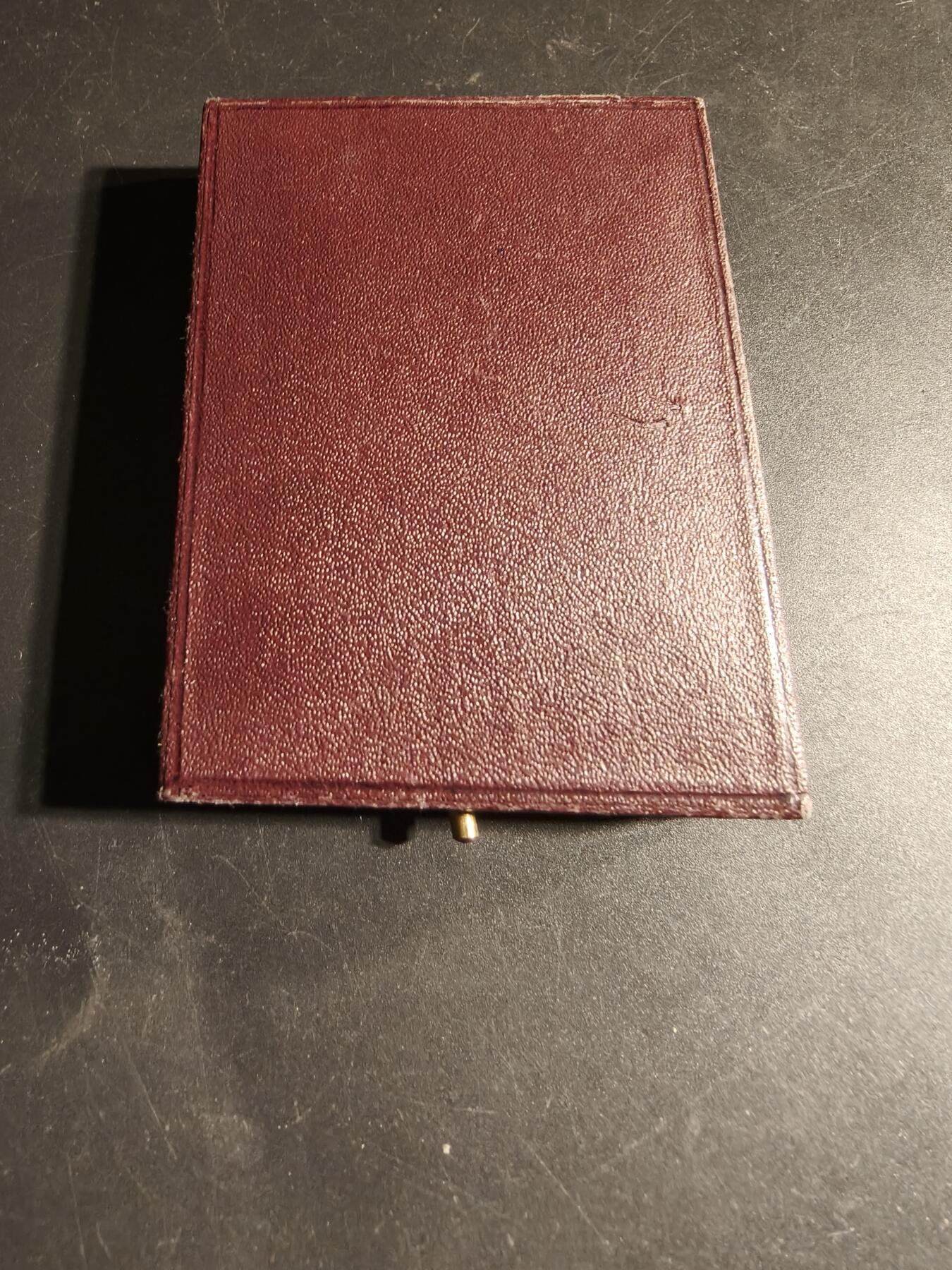 老王徽章第169期 法国气象局单面方形镀银大铜章     原盒     背面沾在了盒子里    尺寸34×48mm