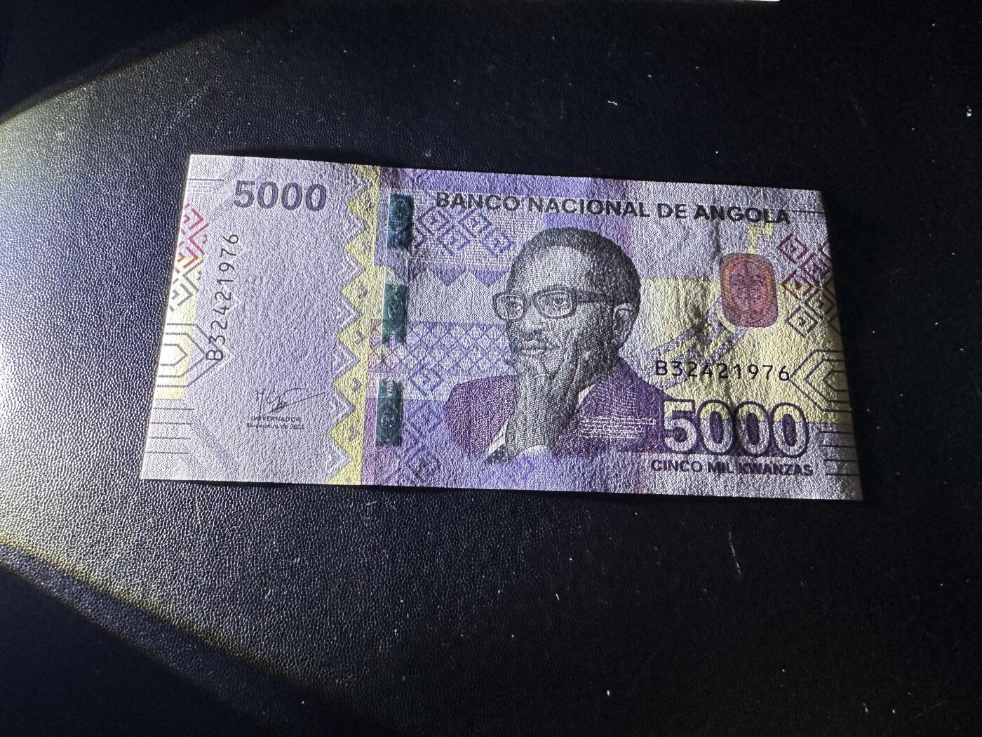 《外钞收藏家》第五百九十三期（精品场）（本平台长期征集拍品、欢迎藏友们联系合作） 2023年安哥拉5000 全新 尾1976