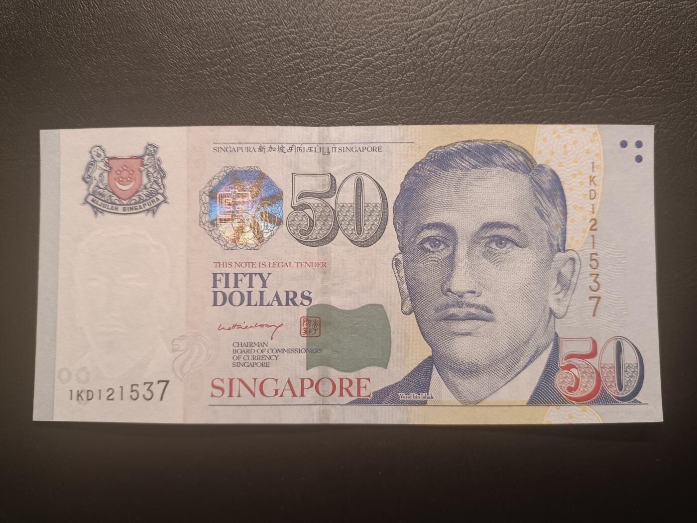 2025十二月第三期，总208期 新加坡2002年50元UNC，少见的李显龙签名，后缀头衔是“货币管理局主席”，首任总统尤索夫和艺术创作