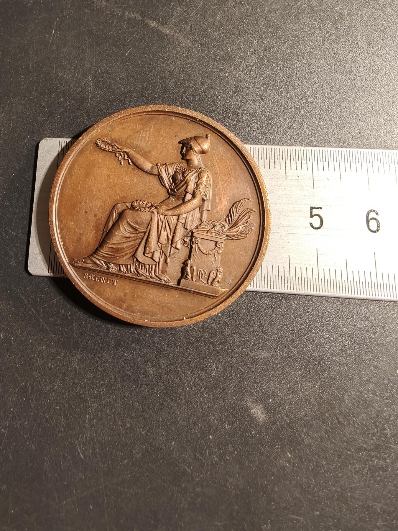 老王徽章第169期 法国1875年巴黎市政府素描教育大铜章     坐姿玛丽安娜     蜜蜂Cuivre铜标     直径41mm.     重量33.4g