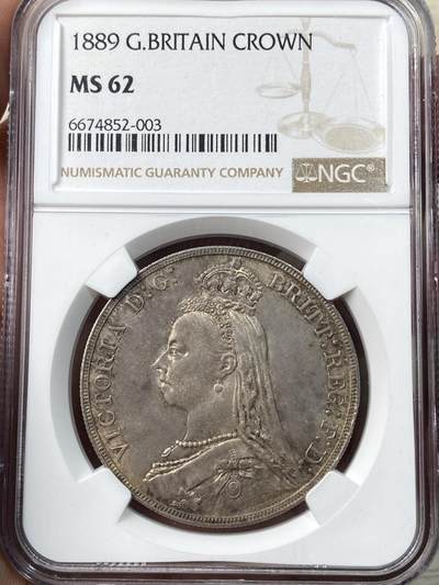 万国钱币拍卖第057期（万国冬季大拍） - NGC MS62 1889年英国维多利亚女皇高冠马剑克朗 英式酱彩也压不住的原光闪烁 浮雕质感极佳