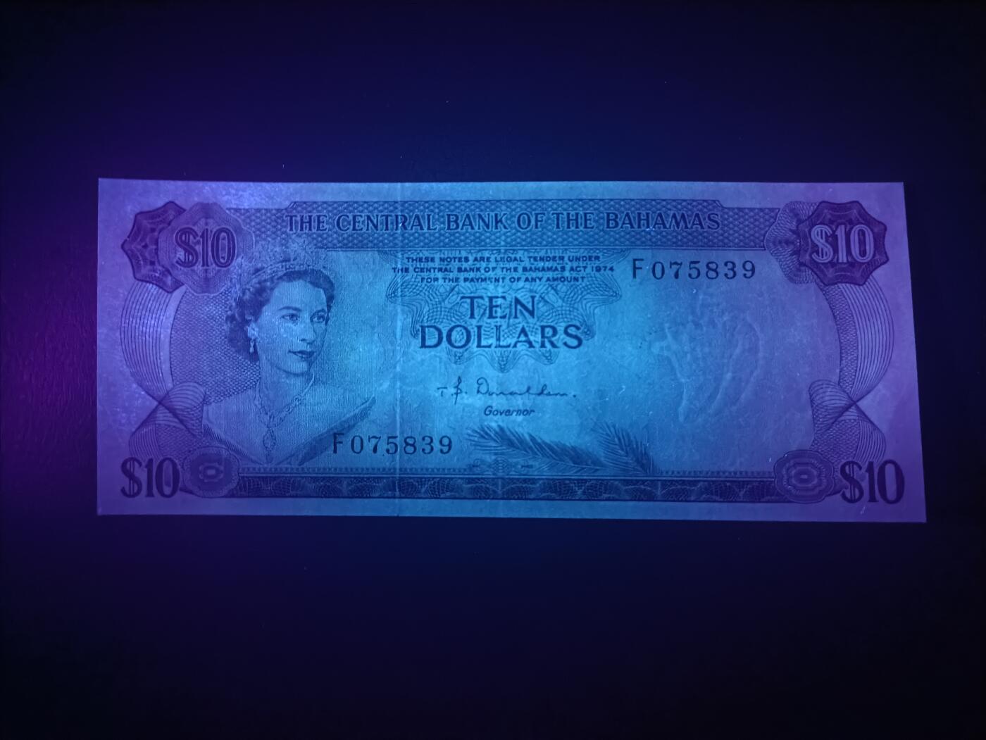 2025十二月第三期，总208期 巴哈马1974版10元AUNC，后期“巴哈马中央银行”抬头，稀有的中高面值，大冠女王和火烈鸟，德纳罗公司水粉画风格的唯美彩背