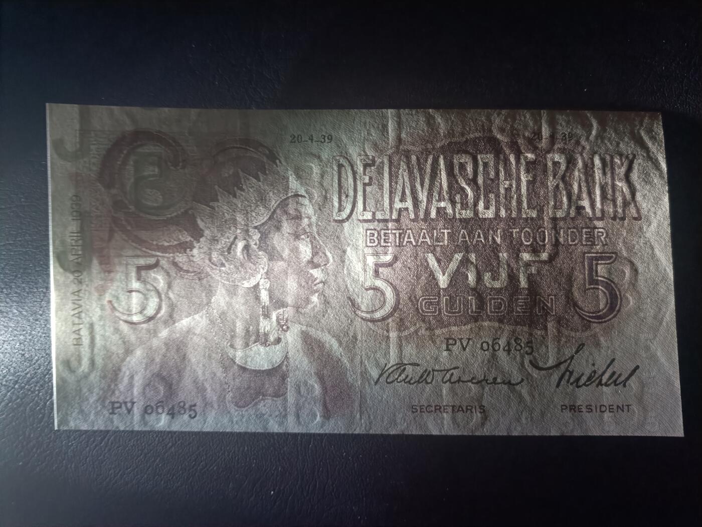 2025十二月第三期，总208期 荷属东印度（现印度尼西亚）1939年5盾AUNC千位号6485，民族服饰和四文告示