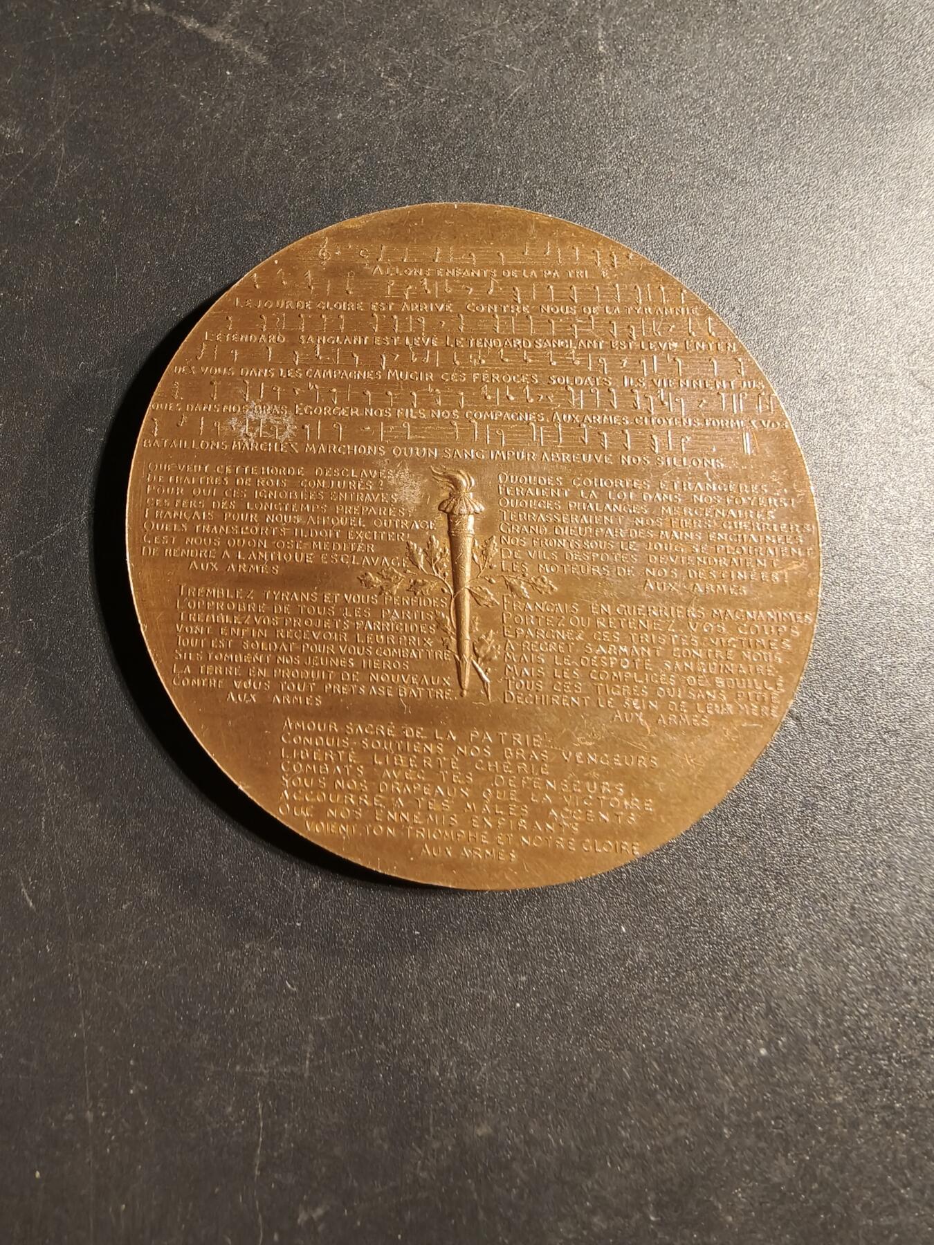 老王徽章第169期 法国马赛曲大铜章    正面为作者鲁日•德•利尔上尉，背面为马赛曲曲谱及歌词      直径58mm.    重量94.7g