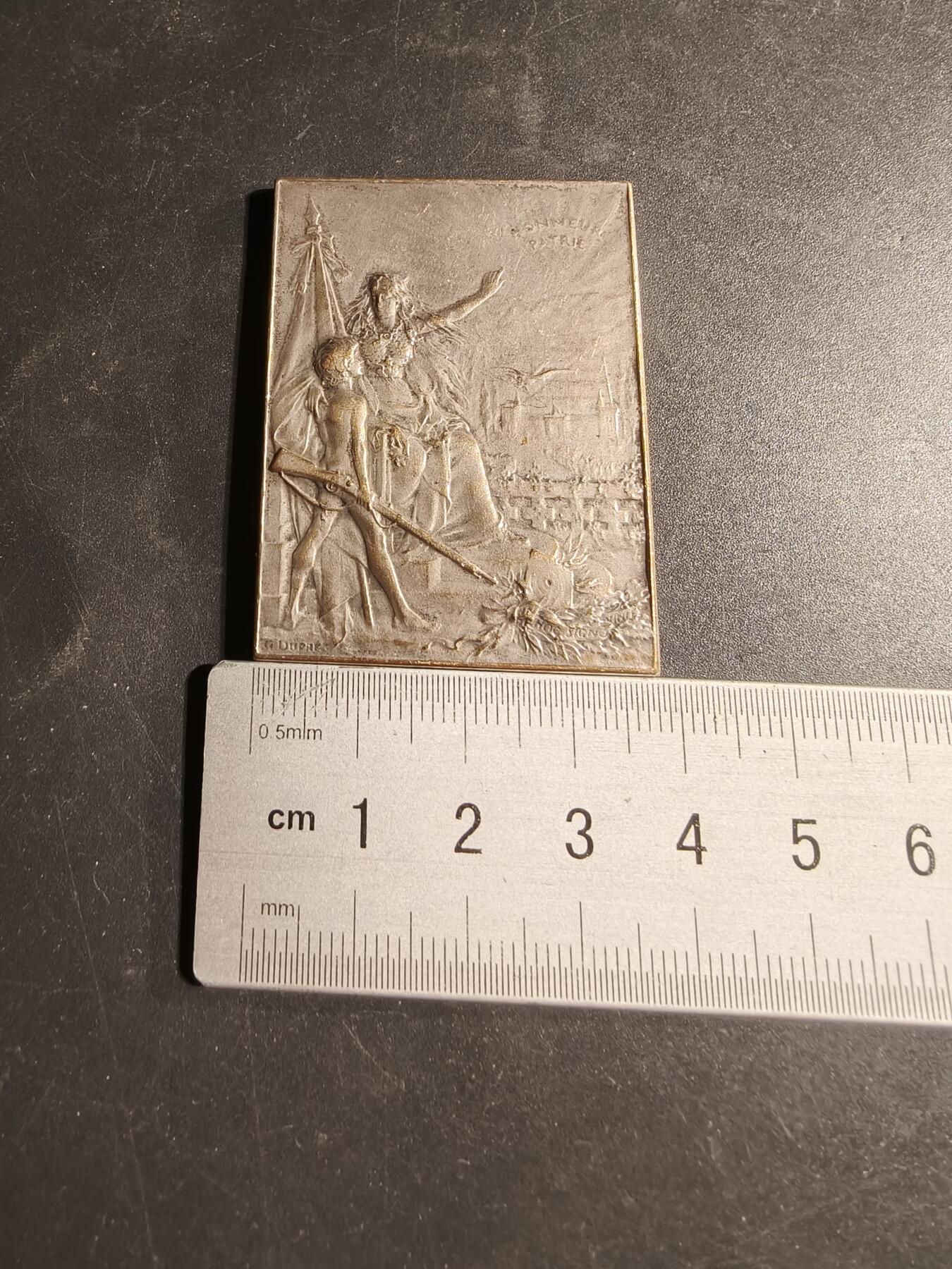 老王徽章第169期 法国射击联盟方形镀银大铜章    尺寸38×50mm.    重量48.1g.     大师Dupres作品