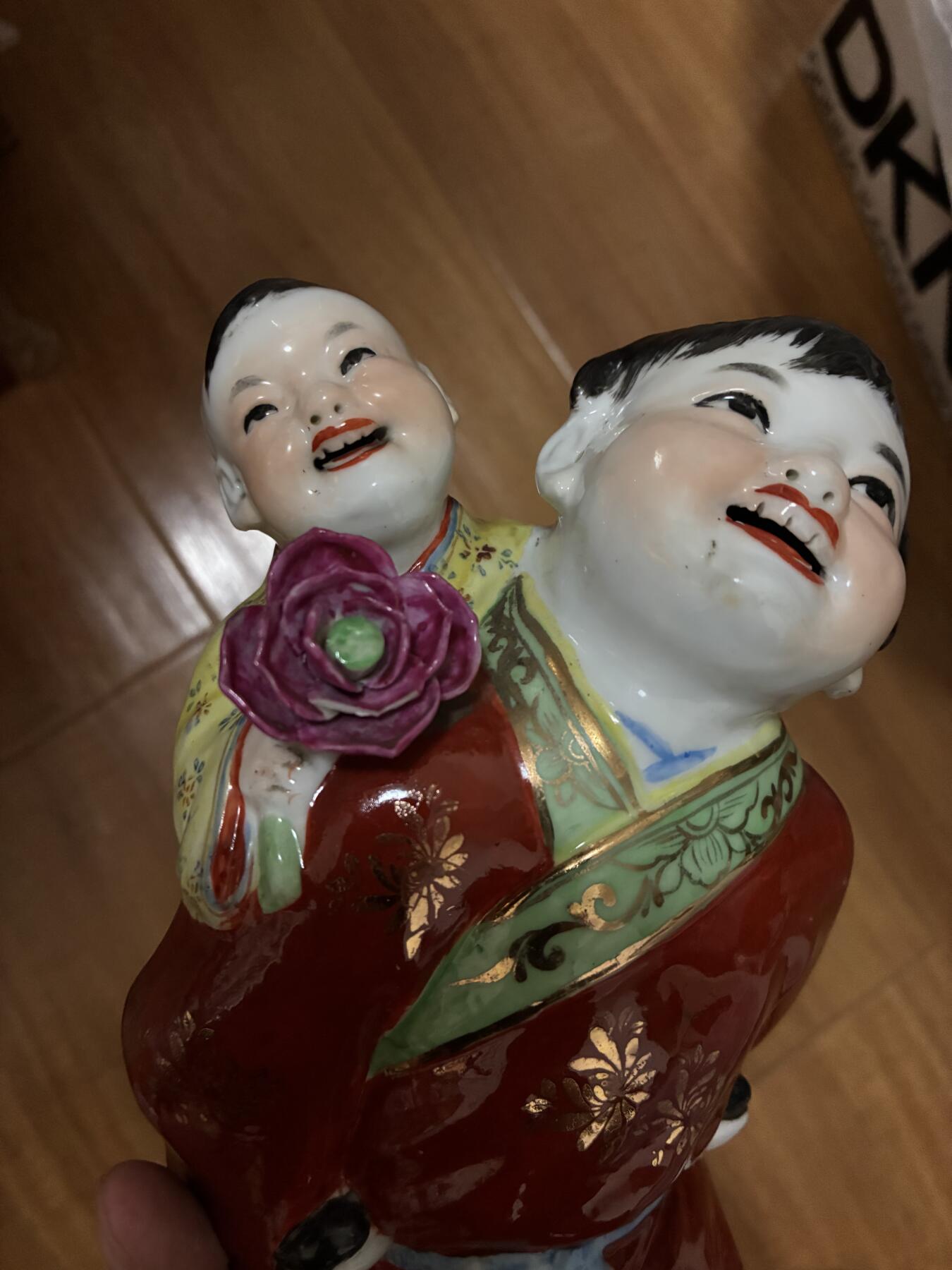 567景德镇粉彩哥弟情深瓷像摆件