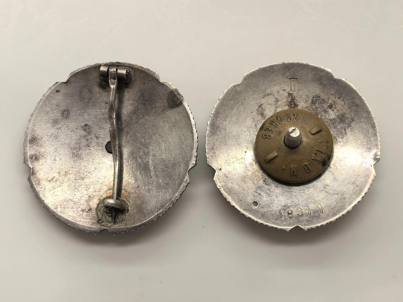 博洋堂世界钱币拍卖第151期（全场包邮） 南斯拉夫铁托总统时期人民勋章二等、三等各一枚，两枚纯银坨子，工艺复杂精湛，前苏联莫斯科中央铸币厂出厂，总克重62.4克，银标一枚在别针上，一枚在勋章背部，红色信仰最后见证