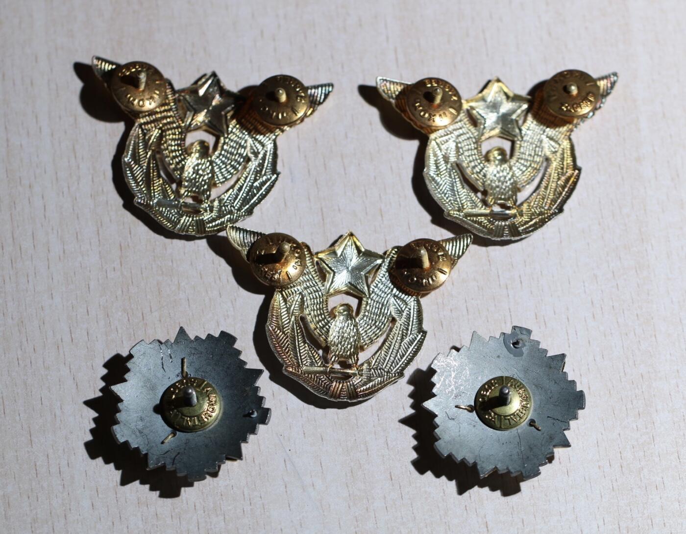 大猫徽章拍卖 第284期 南斯拉夫空军珐琅帽徽3个，南斯拉夫军官镀金珐琅帽徽2个。