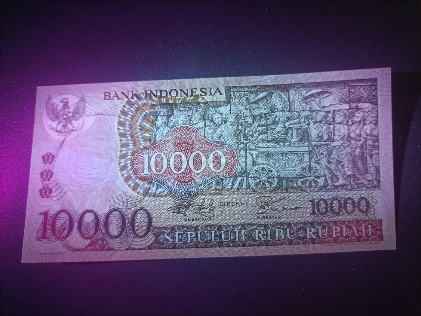 2025十二月第三期，总208期 印度尼西亚1975版10000卢比UNC-，佛塔浮雕和传统工艺面具，此版本最大面值，近期最后一张
