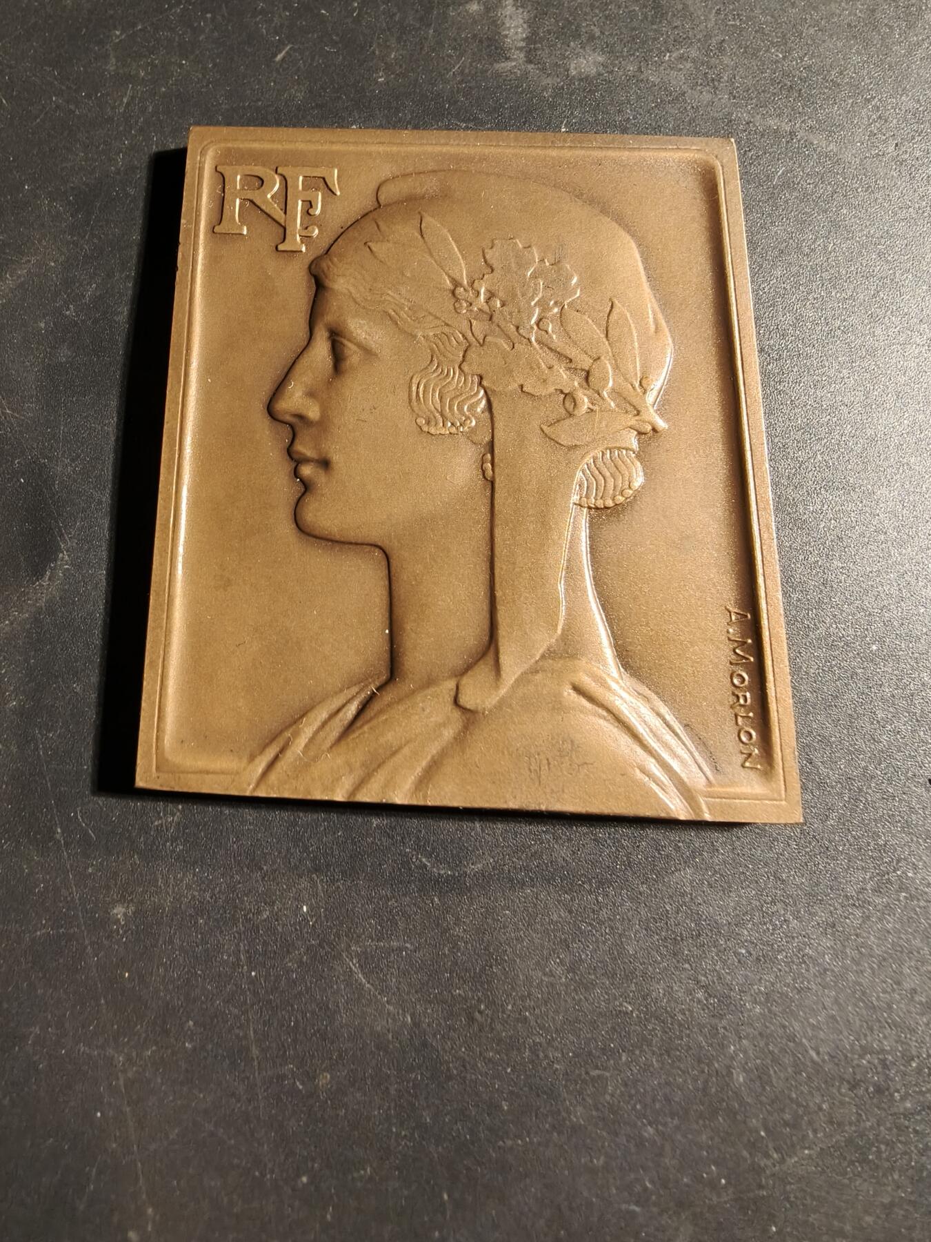 老王徽章第169期 法国玛丽安娜方形大铜章    大师莫隆作品     尺寸54×64mm.    重量130.8g