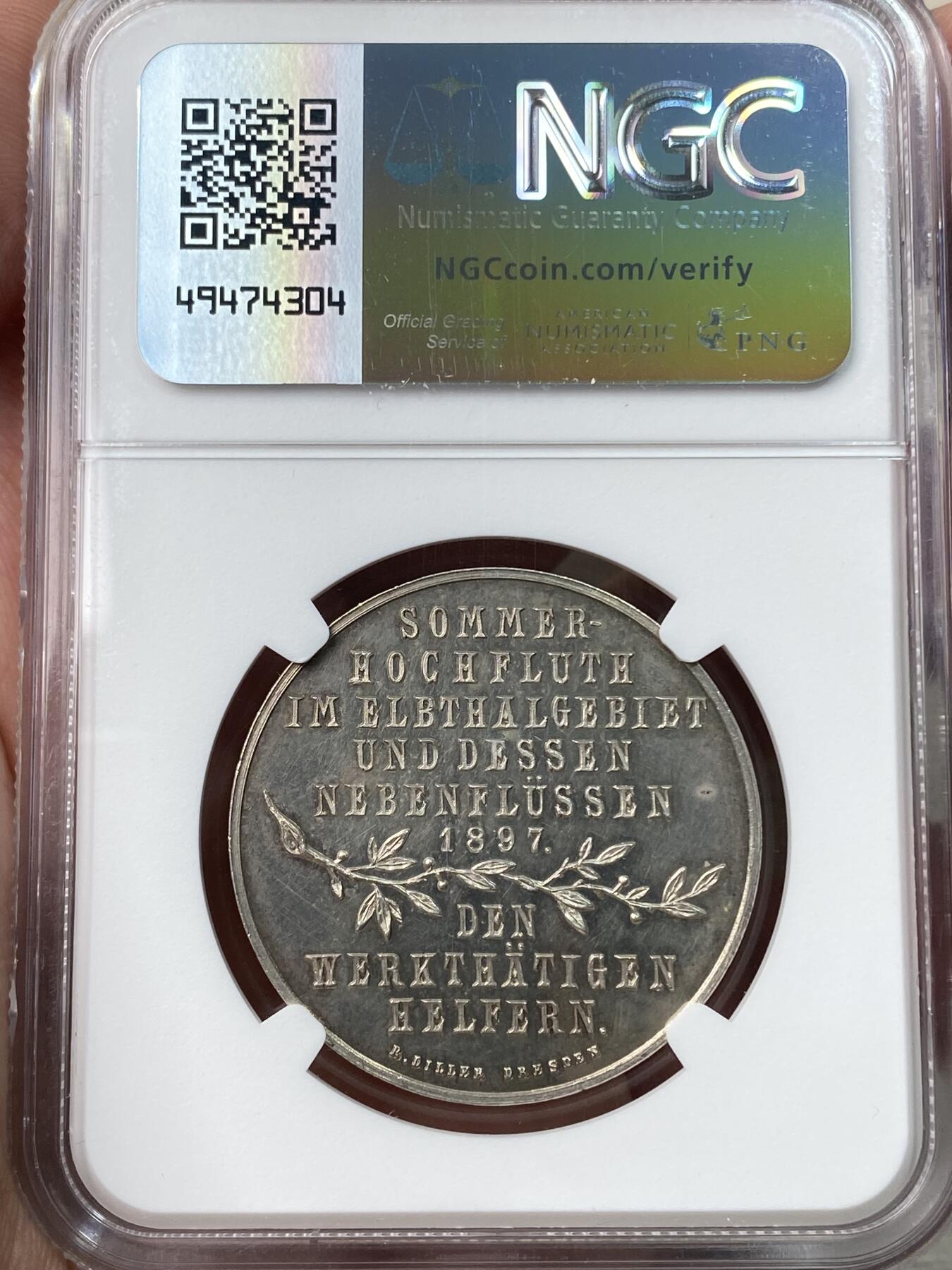万国钱币拍卖第057期（万国冬季大拍） NGC MS61 1897年7月德国易北河严重洪水灾害纪念在国难中伸出援手的勇士银章 1897年7月28-30日 德国多个地区遭遇严重洪水灾害 影响范围包括西里西亚、萨克森、安哈尔特、勃兰登堡以及奥地利和波西米亚等地 此章为纪念在国难洪水灾害中奋勇救援的人员 正面天使与恶魔化身水娃倾泻而下的洪水 寓意十分显著 镜面精铸罕见品种