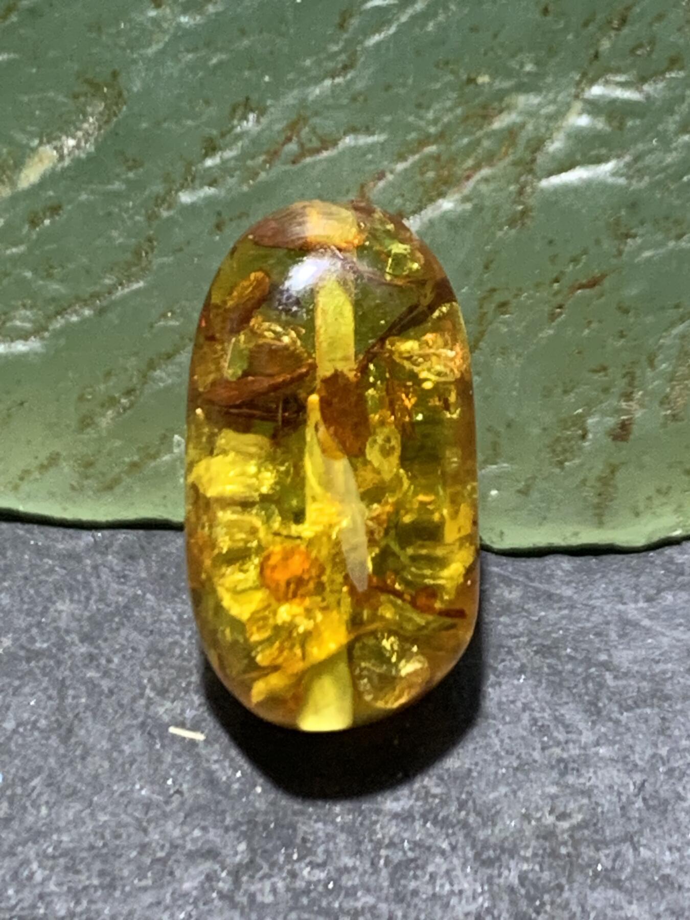 乌克兰花珀随形珠一个