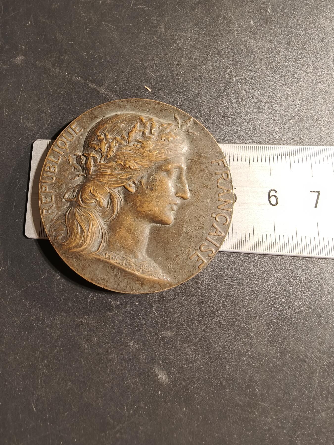 老王徽章第169期 法国国家教育委员会大铜章     花环玛丽安娜     直径50mm.    重量60.8g