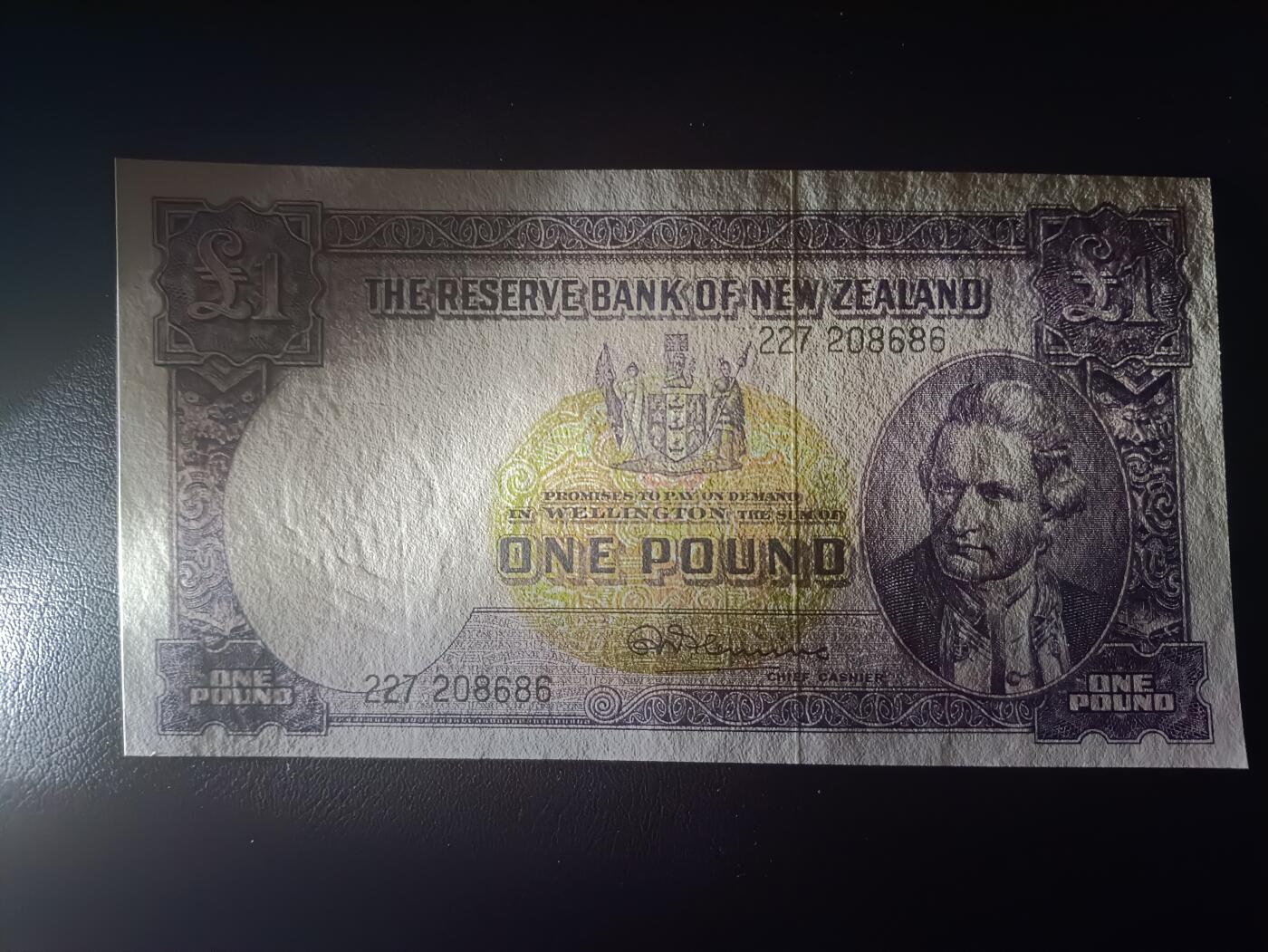 2025十二月第三期，总208期 新西兰1967版1镑AUNC，末版签名，库克船长和帆船