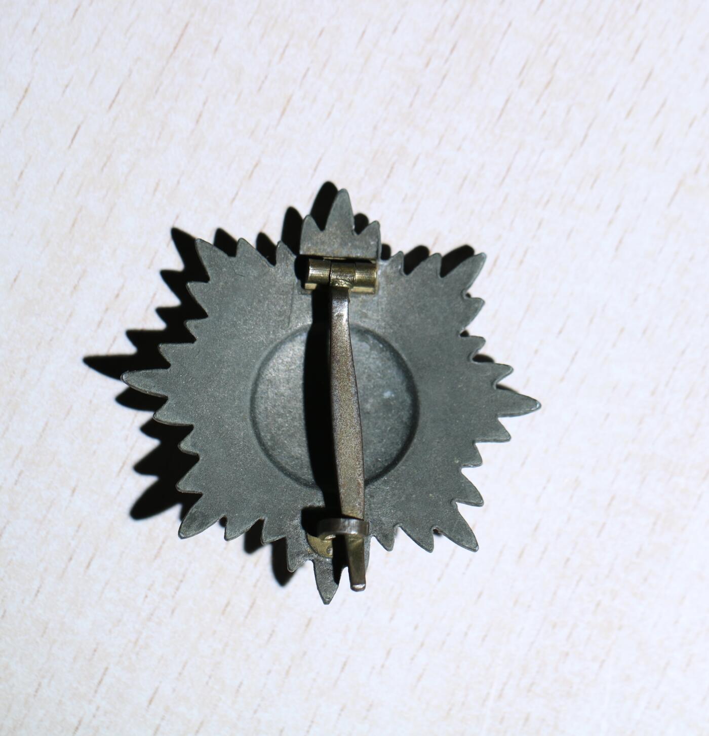 大猫徽章拍卖 第284期 珍爱和平 德三一级银质东方人民奖章，无剑