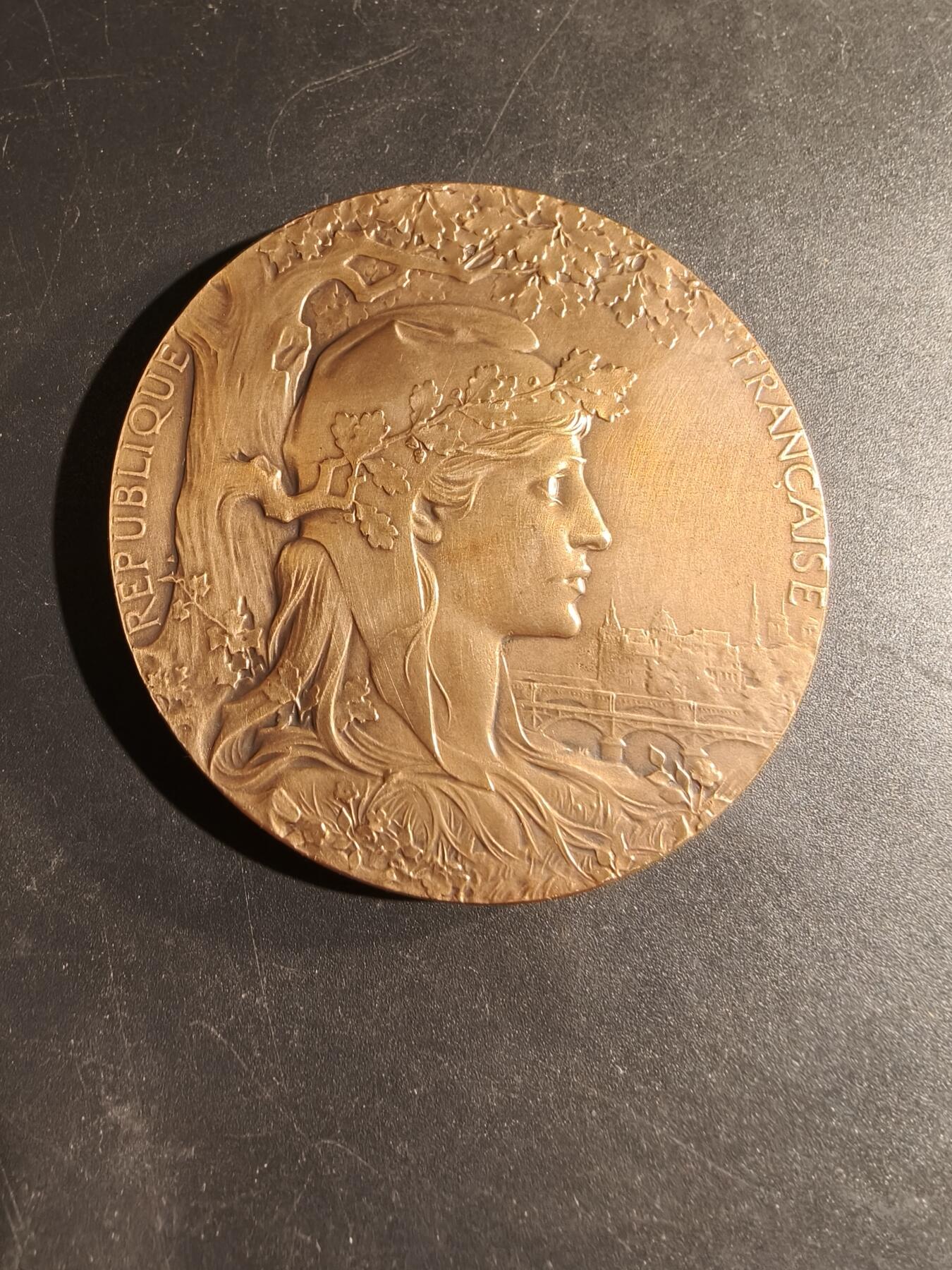 老王徽章第169期 法国1900世博会大铜章     大师夏普兰版本     直径64mm.    重量104.4g