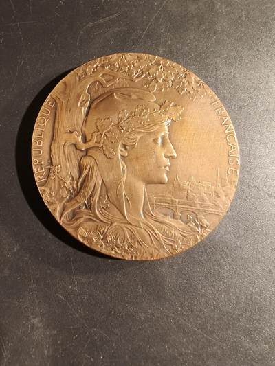 老王徽章第169期 - 法国1900世博会大铜章     大师夏普兰版本     直径64mm.    重量104.4g