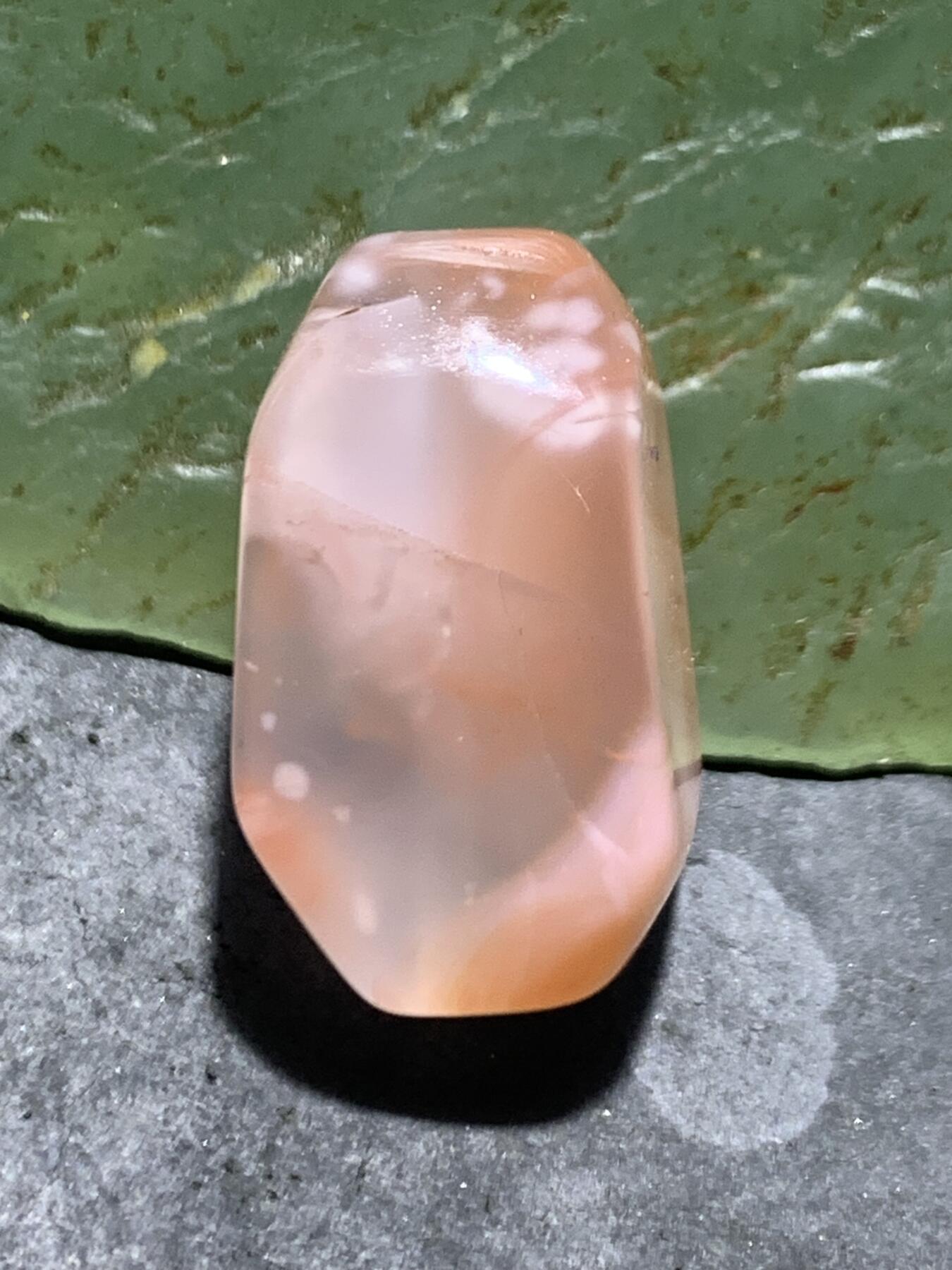 川料南红玛瑙荔枝冻飘红通货随形四棱珠一颗！