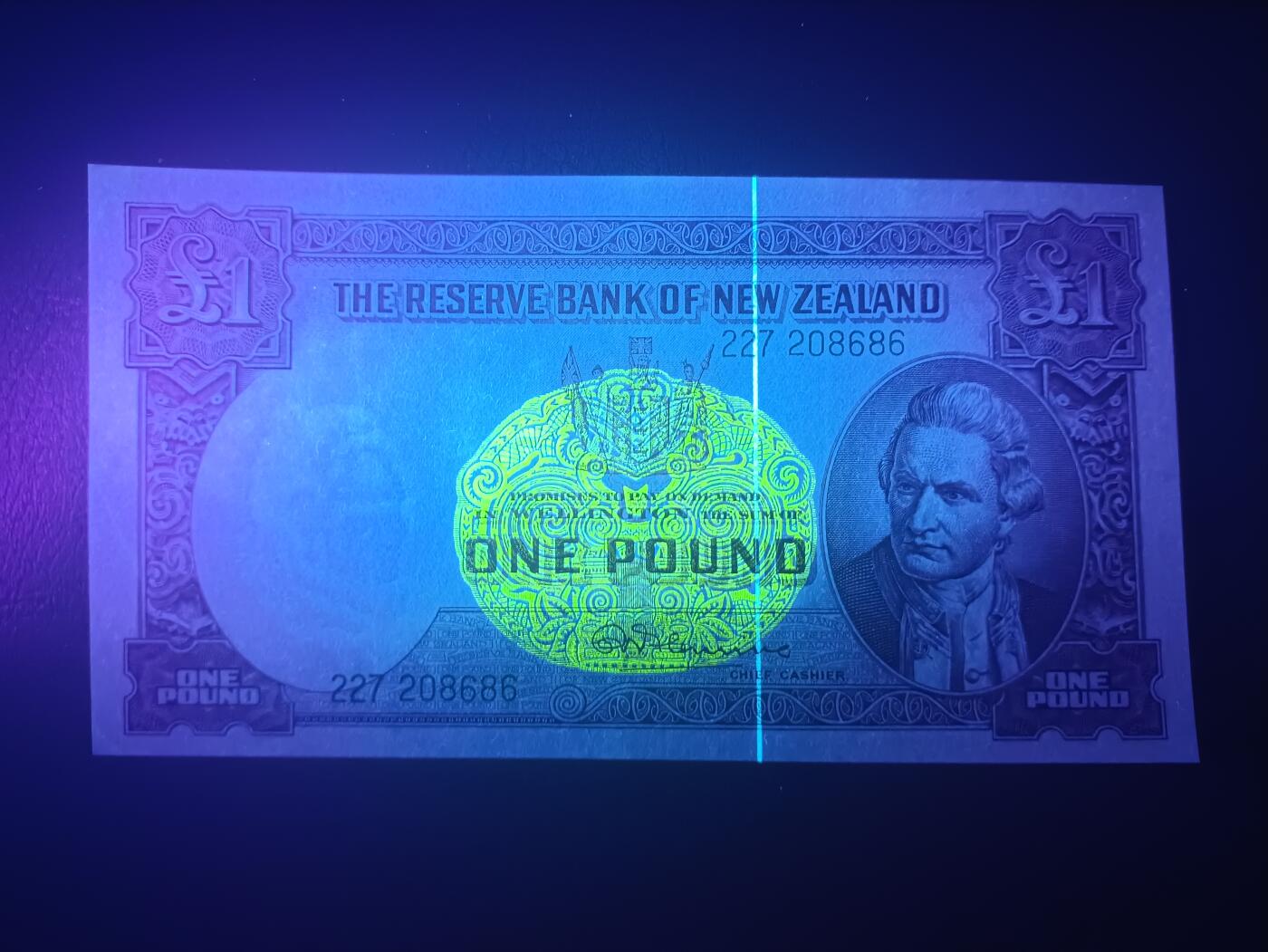 2025十二月第三期，总208期 新西兰1967版1镑AUNC，末版签名，库克船长和帆船