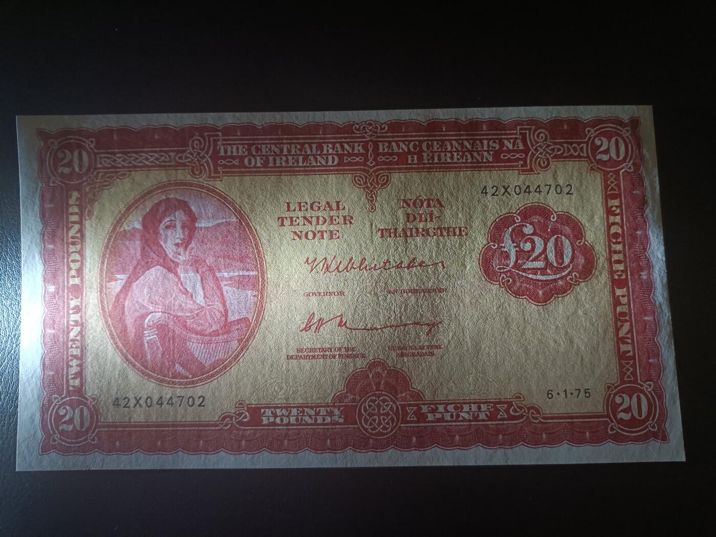 2025十二月第三期，总208期 爱尔兰1975年20镑AUNC，爱尔兰人格化象征“拉维利夫人”，稀有的中高面值