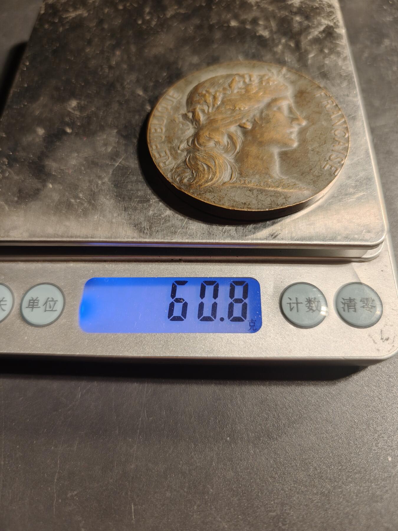 老王徽章第169期 法国国家教育委员会大铜章     花环玛丽安娜     直径50mm.    重量60.8g