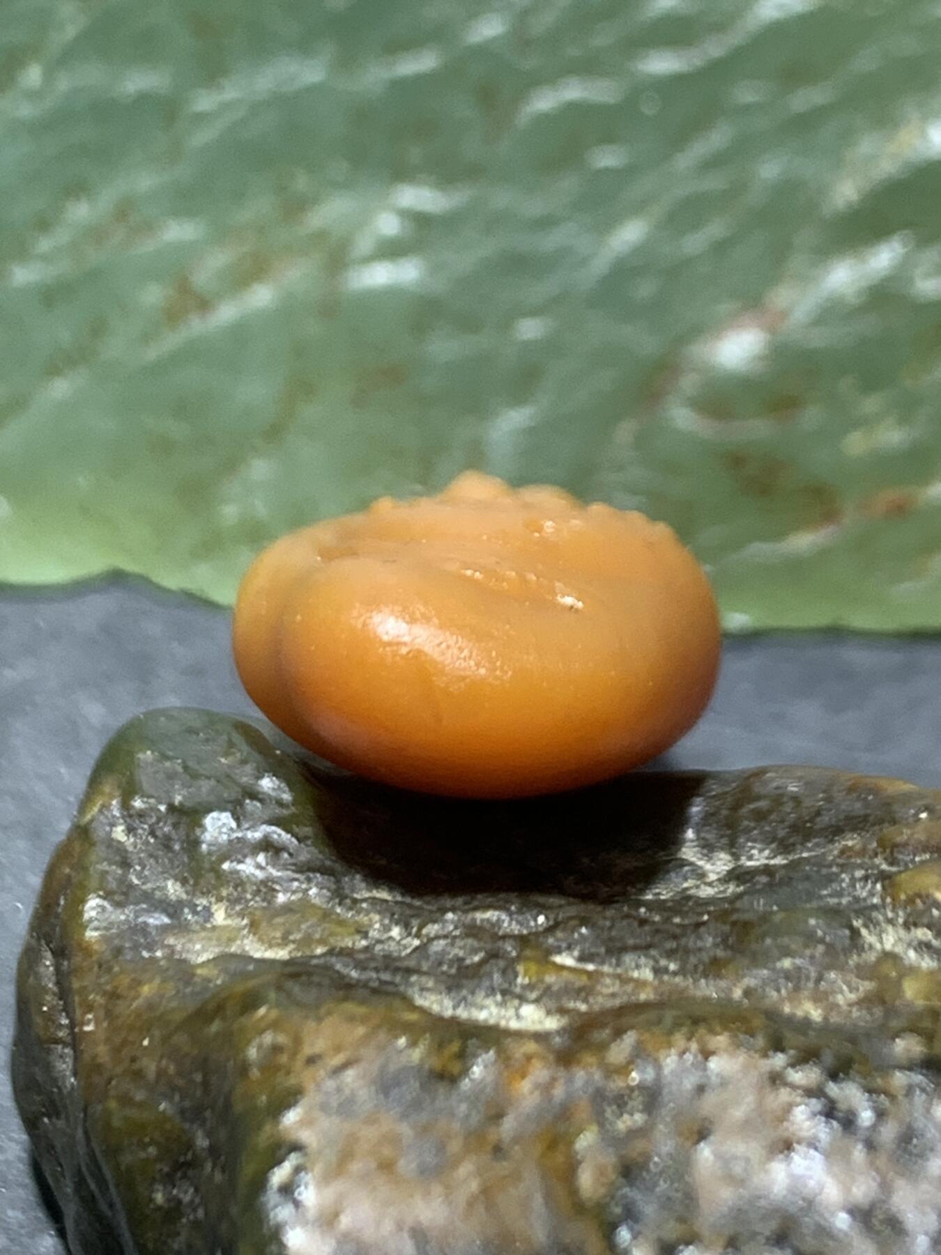 精美亚光冻料战国红玛瑙手工雕刻弥勒佛吊坠一颗！，