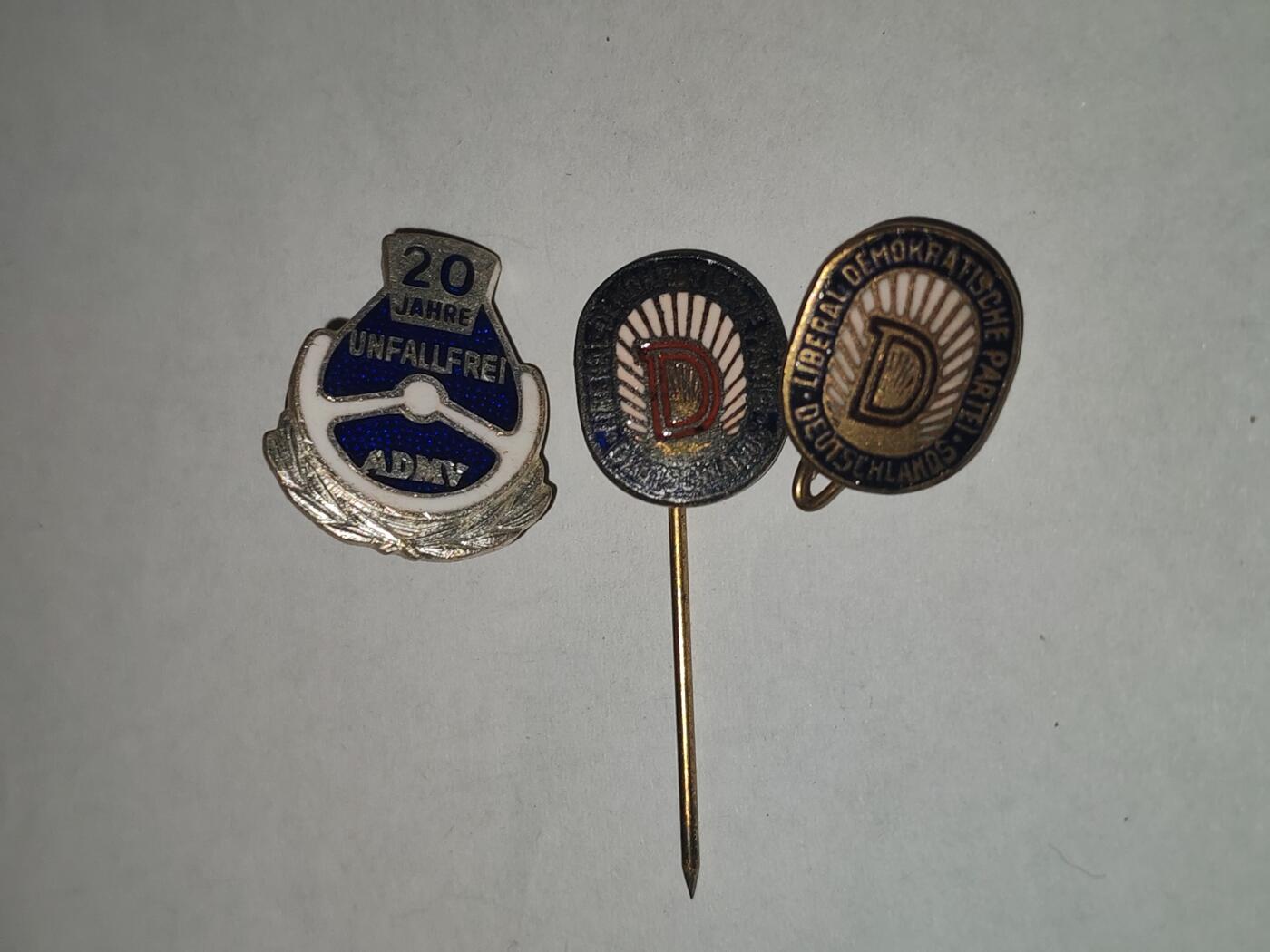 韵星假日拍卖第三十二期 -- Rimey Holidays Auction 32 民主德国ADMV成立二十周年纪念章与民主德国统一社会党党徽插针一组