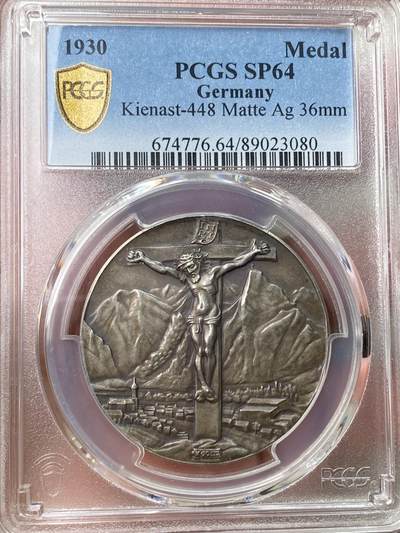 万国钱币拍卖第057期（万国冬季大拍） - PCGS SP64 1930年德国银章 奥伯阿梅高耶稣受难剧 卡尔哥茨作品 PC亚军分观感超越分数的状态 正面:十字架上的耶稣，奥伯阿梅高城市景观，背景的群山，标志性山峰科菲尔山，以及山顶竖立的微雕十字架。底部有雕刻师K.Goetz签名。高浮雕磨砂精铸，细节极佳。背面:耶稣骑着驴子来到圣城耶路撒冷庆祝逾越节。人群挥舞着棕榈枝，将斗篷铺在地上向他致敬。背景是城市景观。刻画精细，空间感十足，栩栩如生。