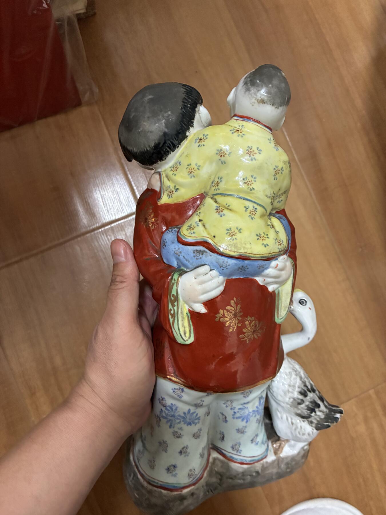 567景德镇粉彩哥弟情深瓷像摆件