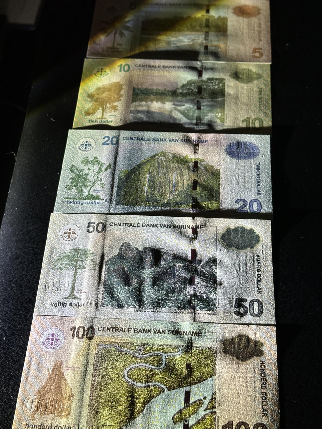 《外钞收藏家》第五百九十三期（精品场）（本平台长期征集拍品、欢迎藏友们联系合作） 苏里南5-100面额 五张一起 全新UNC