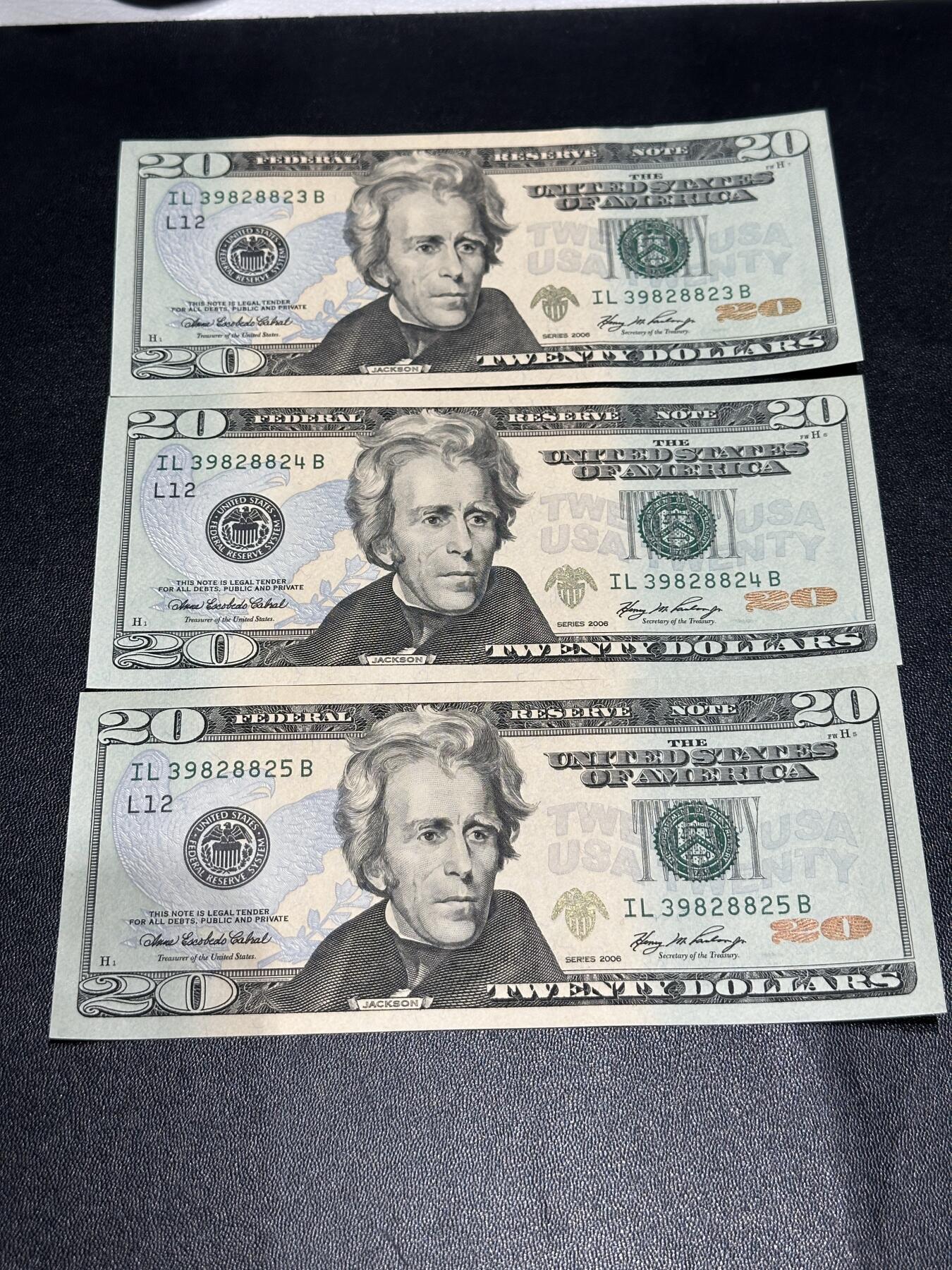 《外钞收藏家》第五百九十三期（精品场）（本平台长期征集拍品、欢迎藏友们联系合作） 2006年美国彩版20美元 3连号 一张AU 2张全新不绝