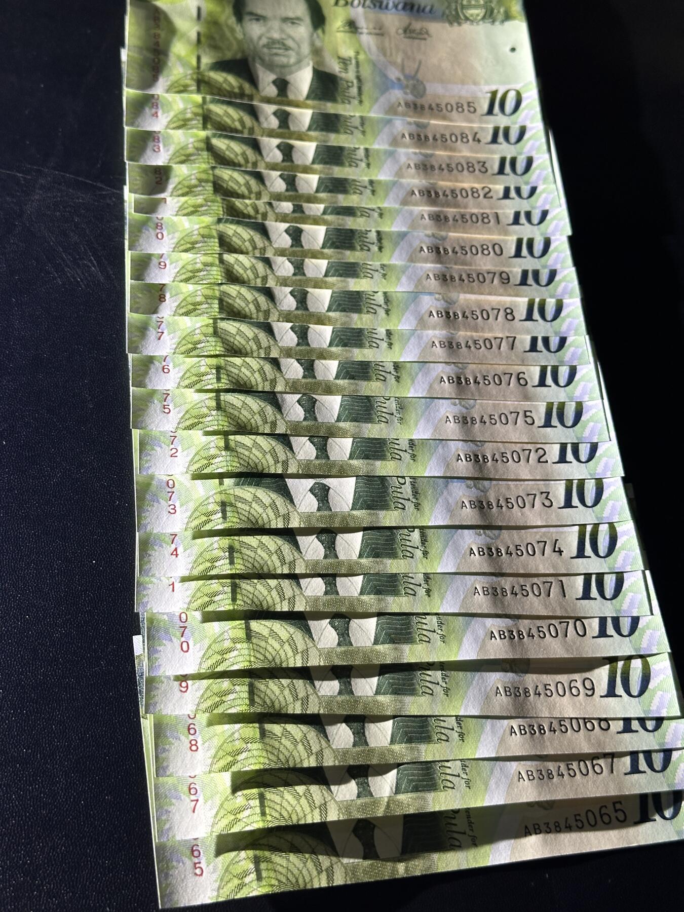 《外钞收藏家》第五百九十三期（精品场）（本平台长期征集拍品、欢迎藏友们联系合作）