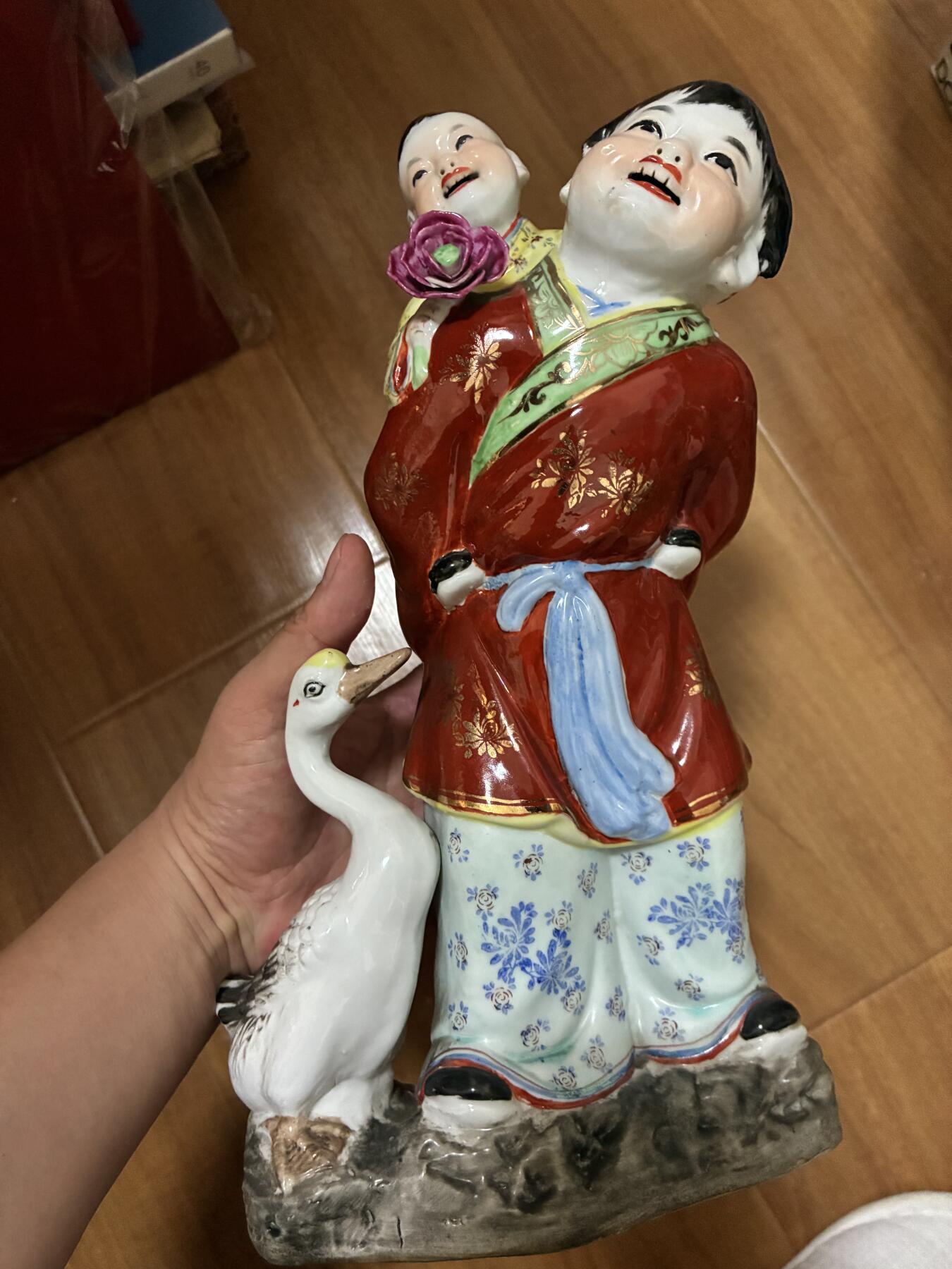 567景德镇粉彩哥弟情深瓷像摆件